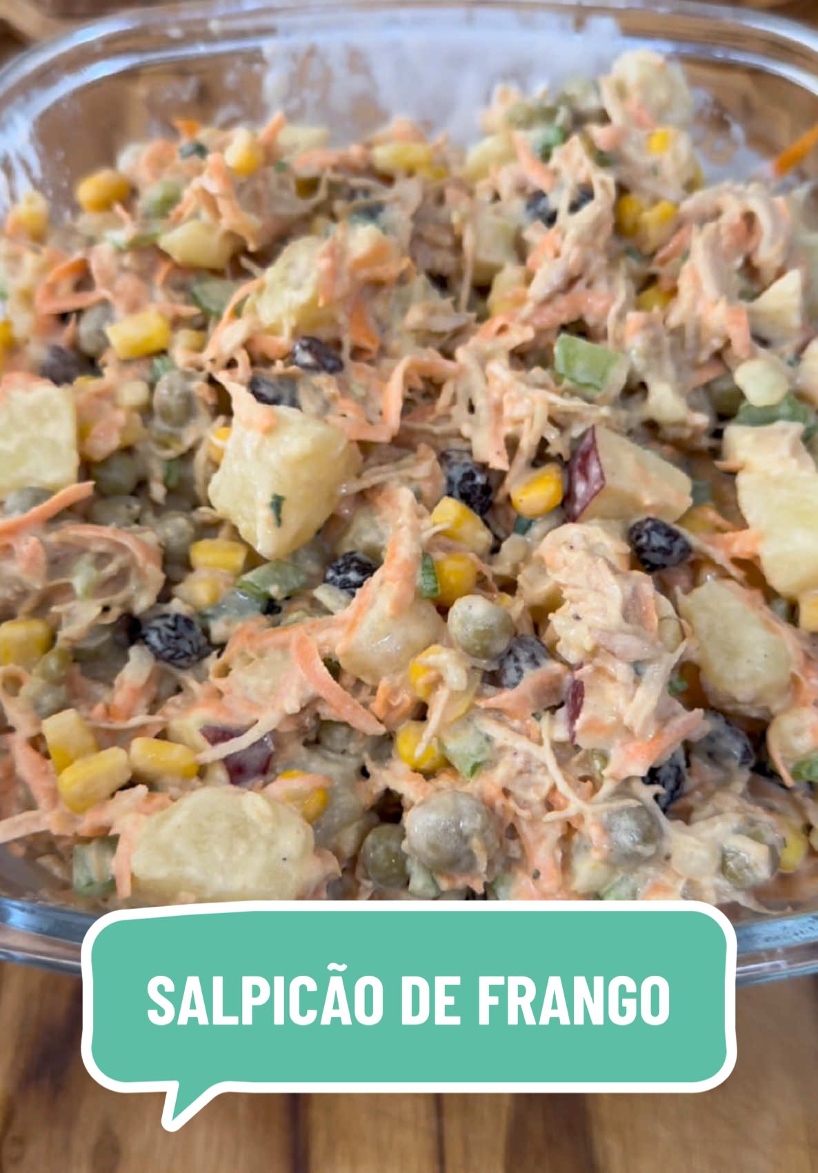 [SALPICÃO DE FRANGO TRADICIONAL] Aquela receita que é um clássico e que torna sua Ceia de Natal mais inesquecível com todo seu sabor e cremosidade! Já salva pra fazer! INGREDIENTES 2 xícaras (chá) de frango cozido e desfiado 2 batatas cozidas e picadas 1 xícara (chá) de milho 1 xícara (chá) de ervilha 2 cenouras raladas meia xícara (chá) de salsão picado 1 maçã, sem sementes, picada meia xícara (chá) de uvas-passas 3 colheres (sopa) de azeite 1 caixinha de NESTLÉ®️ Creme de Leite 1 sachê MAGGI®️ Caldo em Pó Galinha #receitasnestlé #salpicaodefrango #natal2024 #receitadenatal #receitafácil