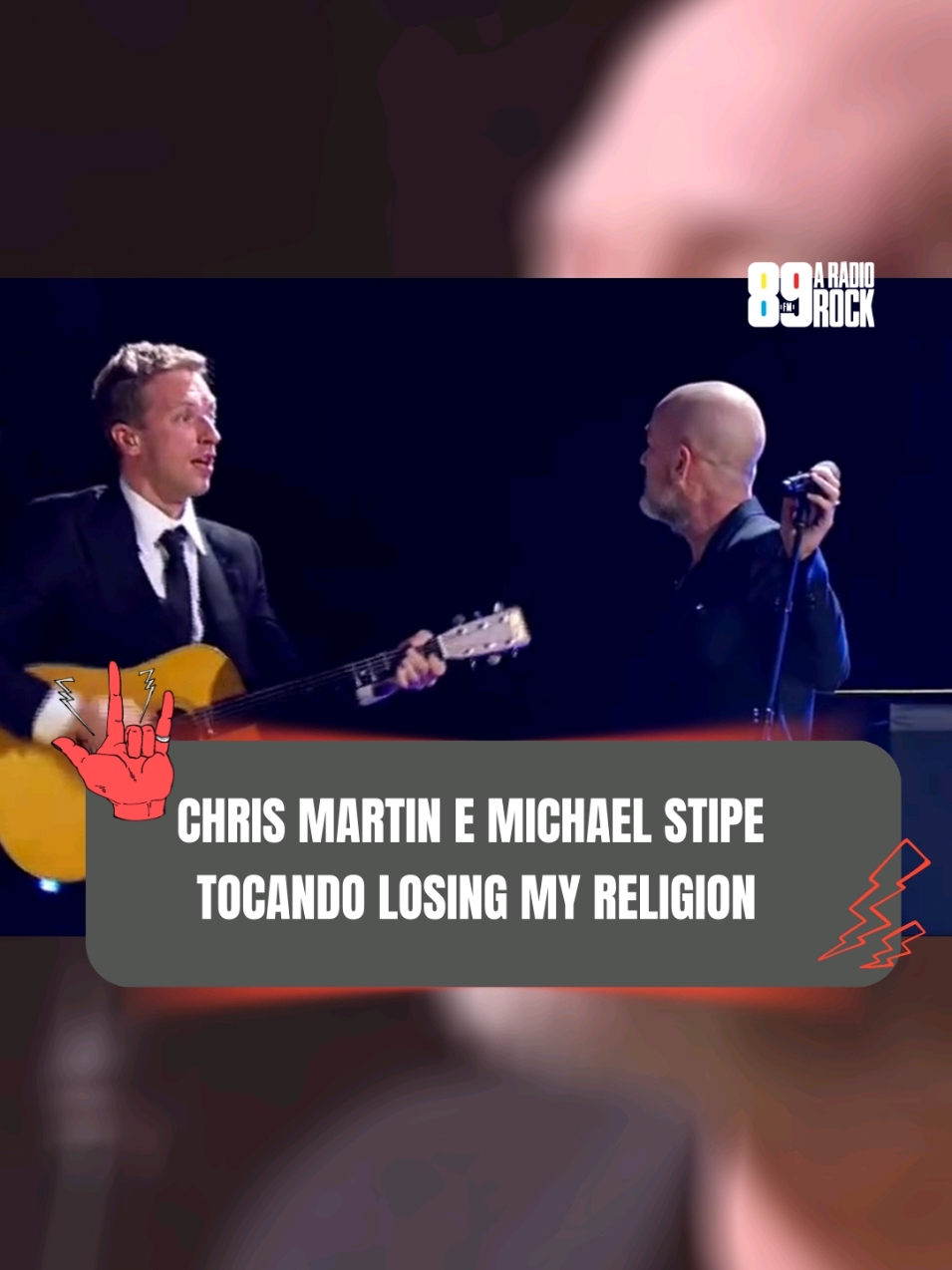 CHRIS MARTIN E MICHAEL STIPE 🎤 Os músicos tocaram 