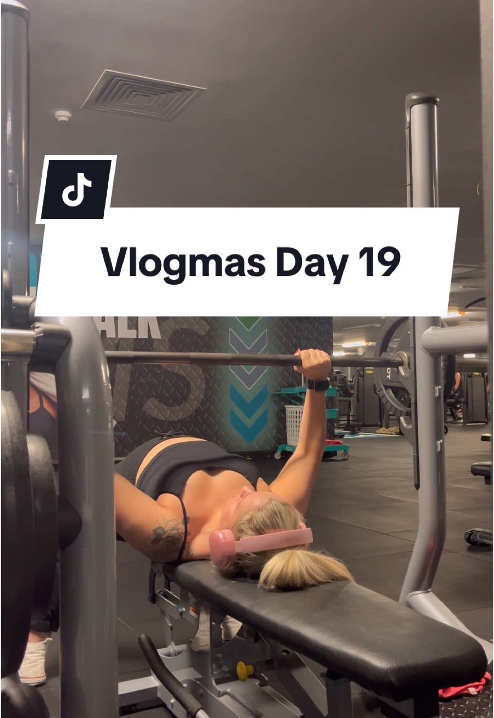 ❄️🎥 Vlogmas Day 19 - CHAOS with christmas pay…. But STRONG chest day #Vlogmas #chestday #payroll #work #GymTok 