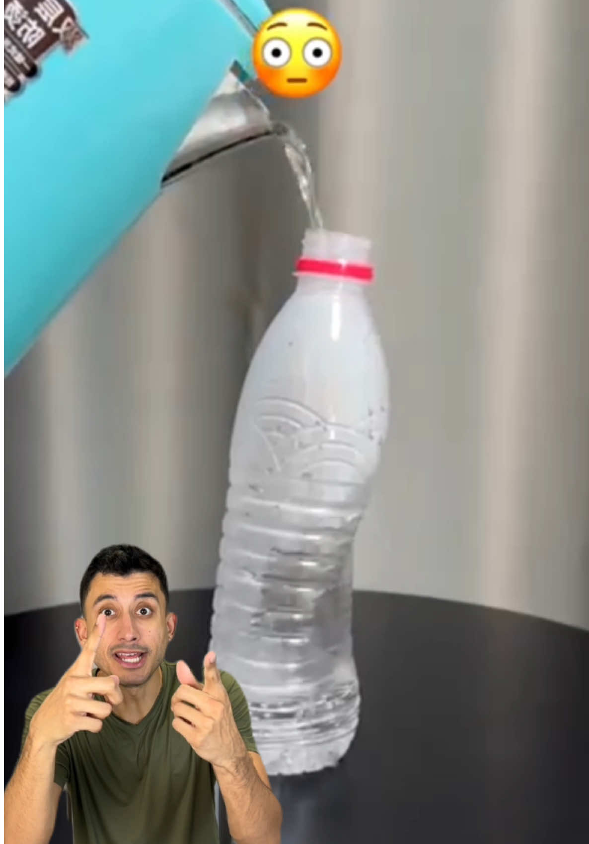 A água quente encolhe a garrafinha?? 🤔🤔🤔 #experimento #experimentos #AprendaNoTikTok 
