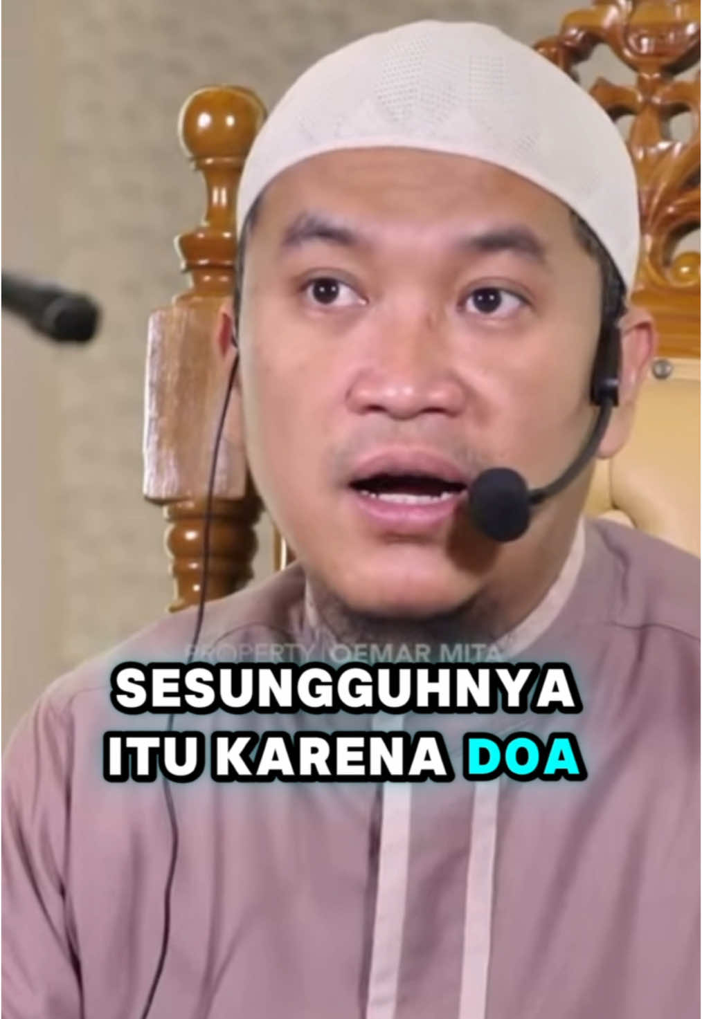 Anak sholeh yang selalu mendoakan ibu dan bapaknya.