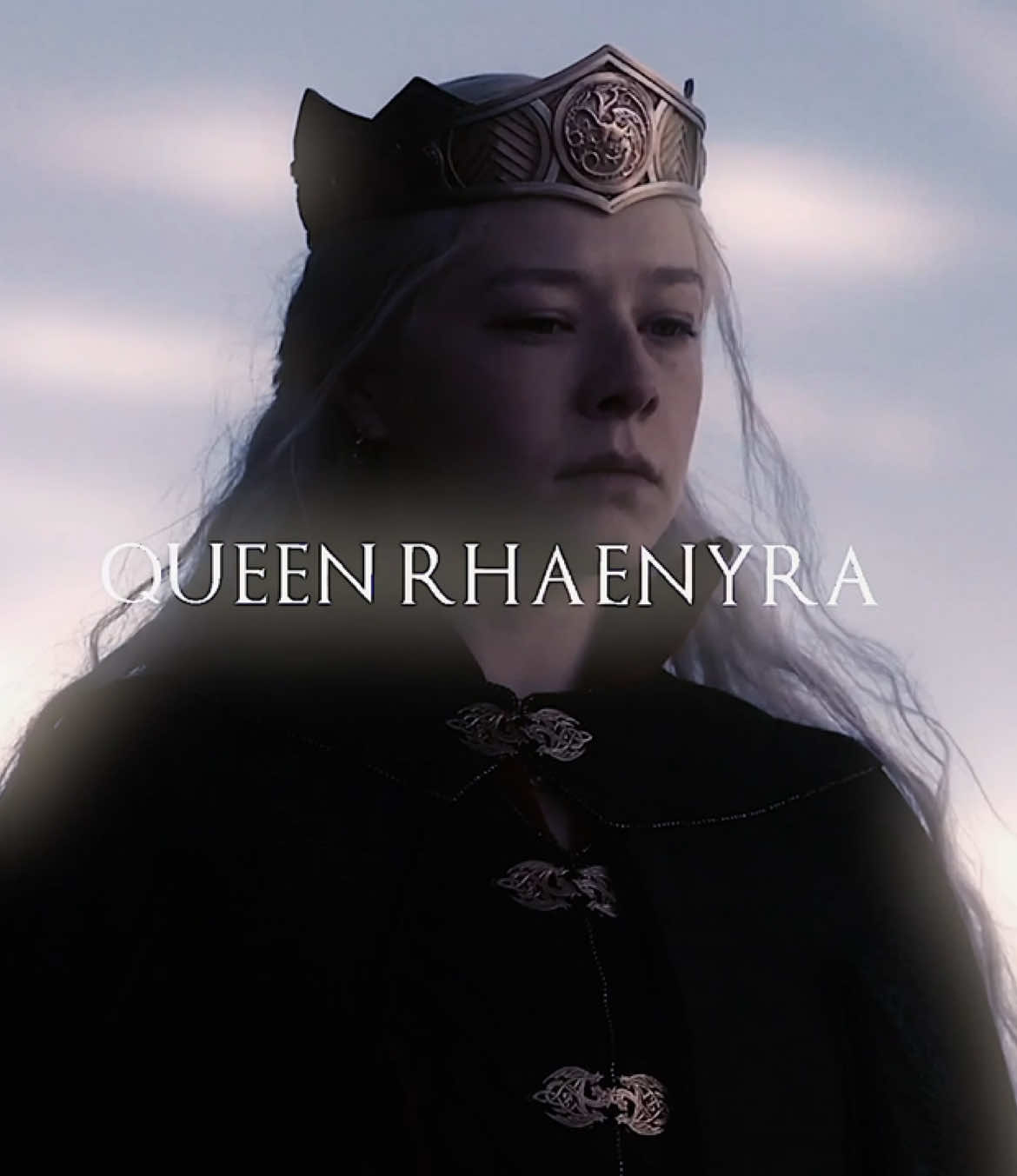 “king viserys is dead, long live king Aegon.” Hearing the cries, Munkun cries, some wept whilst others cheered, but most smallfolk stared in silence, confused and wary, and now and again a voice cried out, “LONG LIVE OUR QUEEN” || #hotd #houseofthedragonedit #houseofthedragon #fypシ #rhaenyra #rhaenyratargaryen #rhaenyratargaryenedit #rhaenyraedit #theblackqueen #thedragonqueen #teamblack 