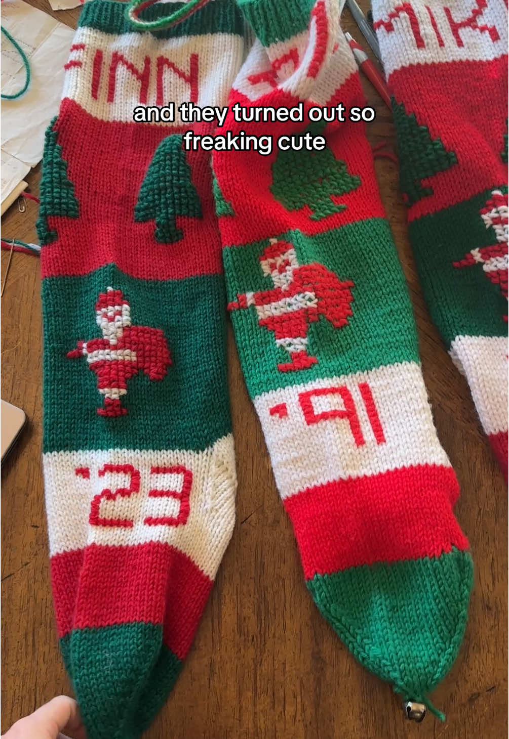 Oh, you want me to knit a vintage stocking?! YES PLEASE 😍❤️ Feeling warm & fuzzy knowing I joined a long line of knitters keeping this family’s stocking traditon alive! ❄️✨