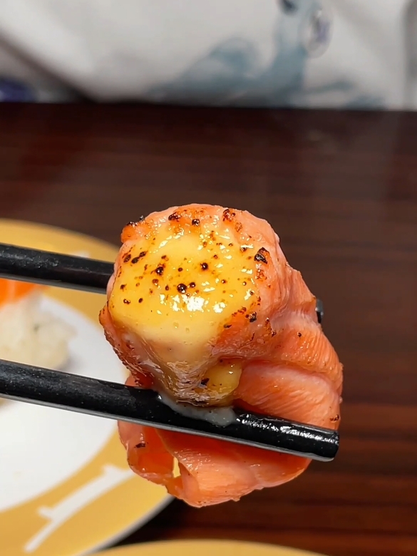 [BDG] Worth the price ini mah gaiss  Ga jauh dari Ikea ada tuh sushi yg katanya cuman 10rban aja gaiss, nyobain lah soalnya penasaran. Pas masuk ternyata di cabang ini ada sushi barnya jadi bisa liat prosesnya juga, seru. Kita langsung nyobain crunchy roll, beef nigiri cream cheese, beef signature, chicken gunkan, inari mayo gunkan, salmon spicy bomb, creamy salmon roll, salmon sakuru, mentai rice chicken sama mango sago, banyak banget woy 😅.  Kalo soal rasa menurut kita ini beneran worth the price, malah lebih dari ekspektasi kita. Jadi mikir apa ga rugi gitu ? 🤔. Anyway gaiss mereka udah halal certified. Nah khusus di cabang KBP mereka nyediain menu sarapan gaiss. Kita nyobain nasi lemak sama lontong sayur, ternyata rasanya proper dan bukan yg main2 👏🏻.  Oiya tgl 21 - 22 Desember nanti katanya bakalan ada promo sushi serba 10rban aja gaiss buat yg conveyor + non conveyor, tp buat yg non conveyor selected menu ygy. Katanya promi ini teh dalam rangka ANNIVERSARY 1 DEKADE ✨. Nah khusus member ada promo sushi serba 10rban juga diluar tgl 21 - 22 nanti.  Udah pada nyobain belum ? Tag temen kalian ya.   BALISTA SUSHI @balistasushi  📍Ruko Pancabaru Kota Baru Parahyangan, Jl. Pancawarna, Komplek Jl. Parahyangan Raya No.16, Blok A, Cipeundeuy, Kec. Padalarang, Kabupaten Bandung 📆 Senin - Minggu ⏰ 6.30 - 21.00 #makanmeur #BalistaSushi #sushibar #sushi #kulinerindonesia #kulinerbandung #placetovisit #placetogo #worthtotry #worthtobuy