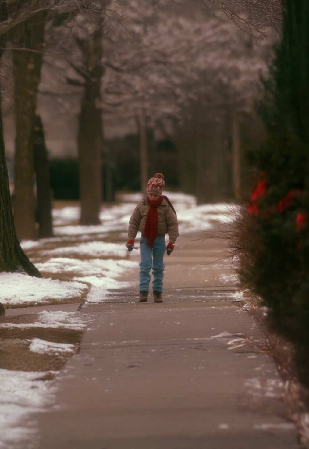 home alone 1990 uncropped, vertical expansion. #homealone #christmasmovies #90s #holiday #movienight #christmascountdown #creatorsearchinsights 