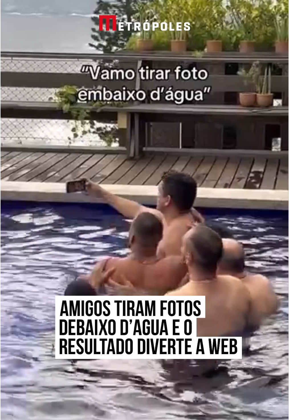 🤣 Um grupo de #amigos transformou um dia de #piscina em um #ensaiofotográfico subaquático que arrancou #risadas na web. No vídeo que viralizou, a responsável por gravar o momento, Esther, já antecipava a diversão com a legenda: “Vamos tirar foto embaixo d’água”. Com um #celular à prova d’água nas mãos, um dos amigos tentou registrar alguns cliques estilosos e estéticos. No entanto, o #resultado saiu bem diferente do esperado, e eles compartilharam as imagens com várias caretas e #poses inusitadas. #TikTokNotícias 📹 estherbessa_ (ig) | @myhoodbr