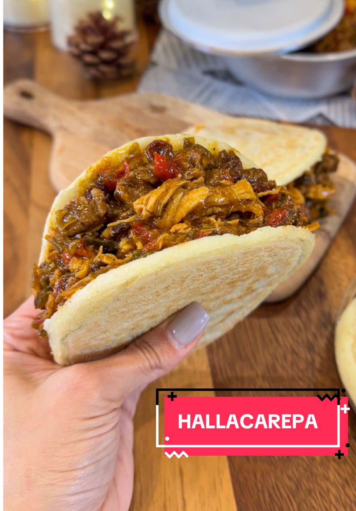 Hallacarepa🫔🫓 (English👇) Ingredientes: Para el guiso de hallaca - Pechuga de pollo - 1kg Carne  - 1 Cebolla grande  - 1 Ajiporro - 1 Pimentón rojo  - 1 Pimentón Verde - 100g Panela disuelta en agua  - 2cdas Alcaparras  - 1/4tz Vinagre de vino  - Sal, pimienta, paprika a gusto  - 1/4tz Pasas morenas - 1cda Harina de maíz mezclado con agua - Aceite de onoto Para la arepa - 3tz Agua - 2tz Harina de maíz precocida - 1cdta Sal 👉 A esta misma receta puedes adicionarle cerdo. 👉 Una vez agregados todos los ingredientes deja cocinar a fuego medio bajo para que se evaporen los jugos y se concentren los sabores. Dependiendo de la cantidad que hagas el tiempo puede variar, a mí me tomó media hora. 👉 Una vez listo el guiso deja enfriar para que se concentren los sabores. 👉 Las cantidades del guiso no tienen que ser tan exactas, pueden variar y agregar un poco más o un poco menos, dependiendo de sus gustos. Disfruta!✨ . . . Hallacarepa🫔🫓 Ingredients: For the hallaca stew: - Chicken breast  - 1 kg beef  - 1 large onion  - 1 leek  - 1 red bell pepper  - 1 green bell pepper  - 100g panela dissolved in water  - 2 tbsp capers  - 1/4 cup wine vinegar  - Salt, pepper, paprika to taste  - 1/4 cup raisins  - 1 tbsp corn flour mixed with water  - Annatto oil For the arepa: - 3 cups water  - 2 cups precooked corn flour  - 1 tsp salt 👉 You can also add pork to this recipe.  👉 Once all the ingredients are added, let it cook over medium-low heat so the juices evaporate and the flavors concentrate. Depending on the amount you make, the time may vary; it took me half an hour.  👉 Once the stew is ready, let it cool so the flavors concentrate.  👉 The stew quantities don’t need to be exact; feel free to adjust and add a bit more or less depending on your taste.  Enjoy! ✨ #recetasfaciles  #hallacas  #arepas #recetasnavideñas #hueleanavidad #navidad #recetasvenezolanas #tiktoknavidad #recetastiktok 