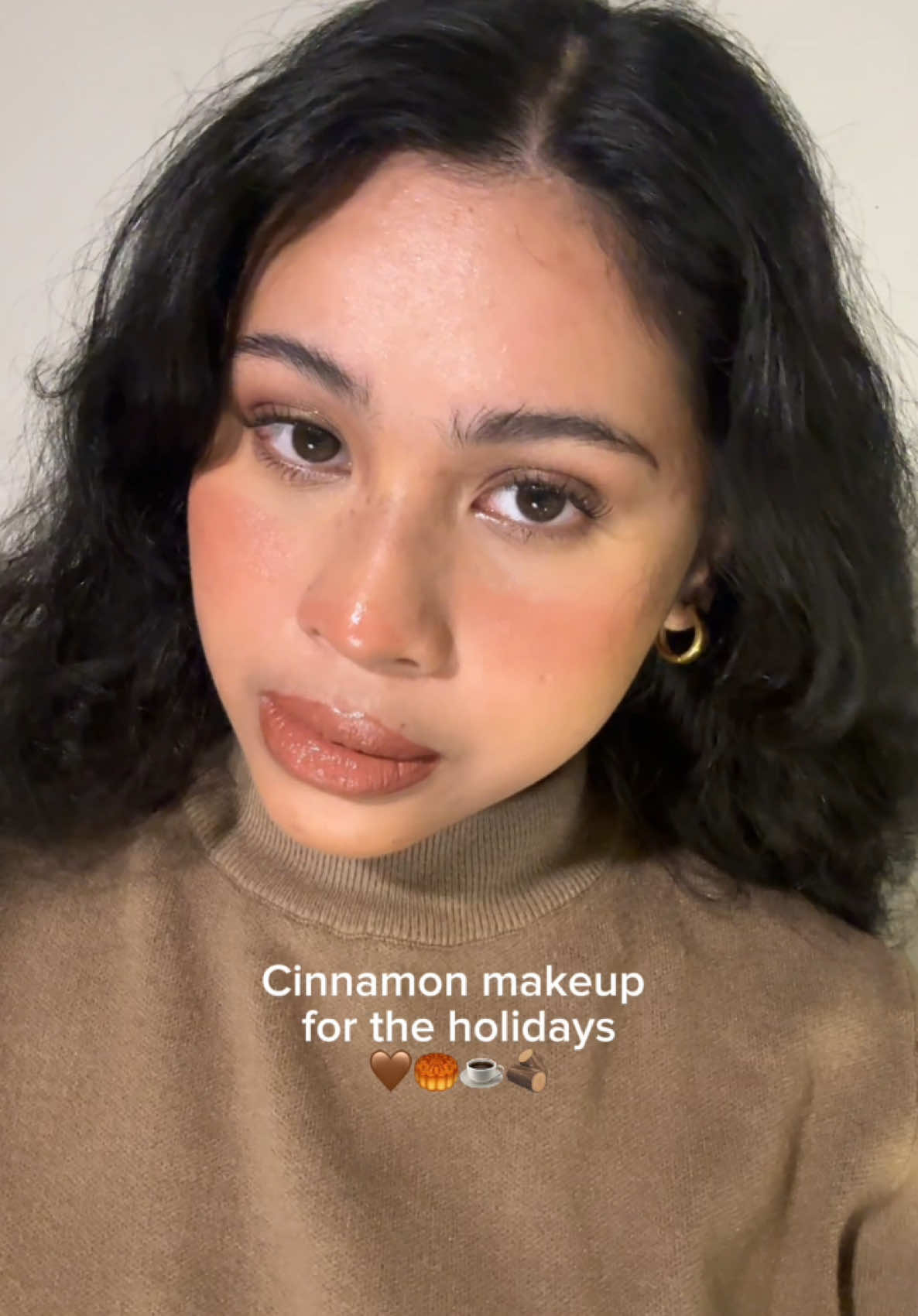 Warm up your holiday look with a touch of cinnamon brown! 🎄✨ 🪵Achieve the perfect festive glam with Maybelline! 💌🧸🧣#MaybellinePH #mnysocialcrew 