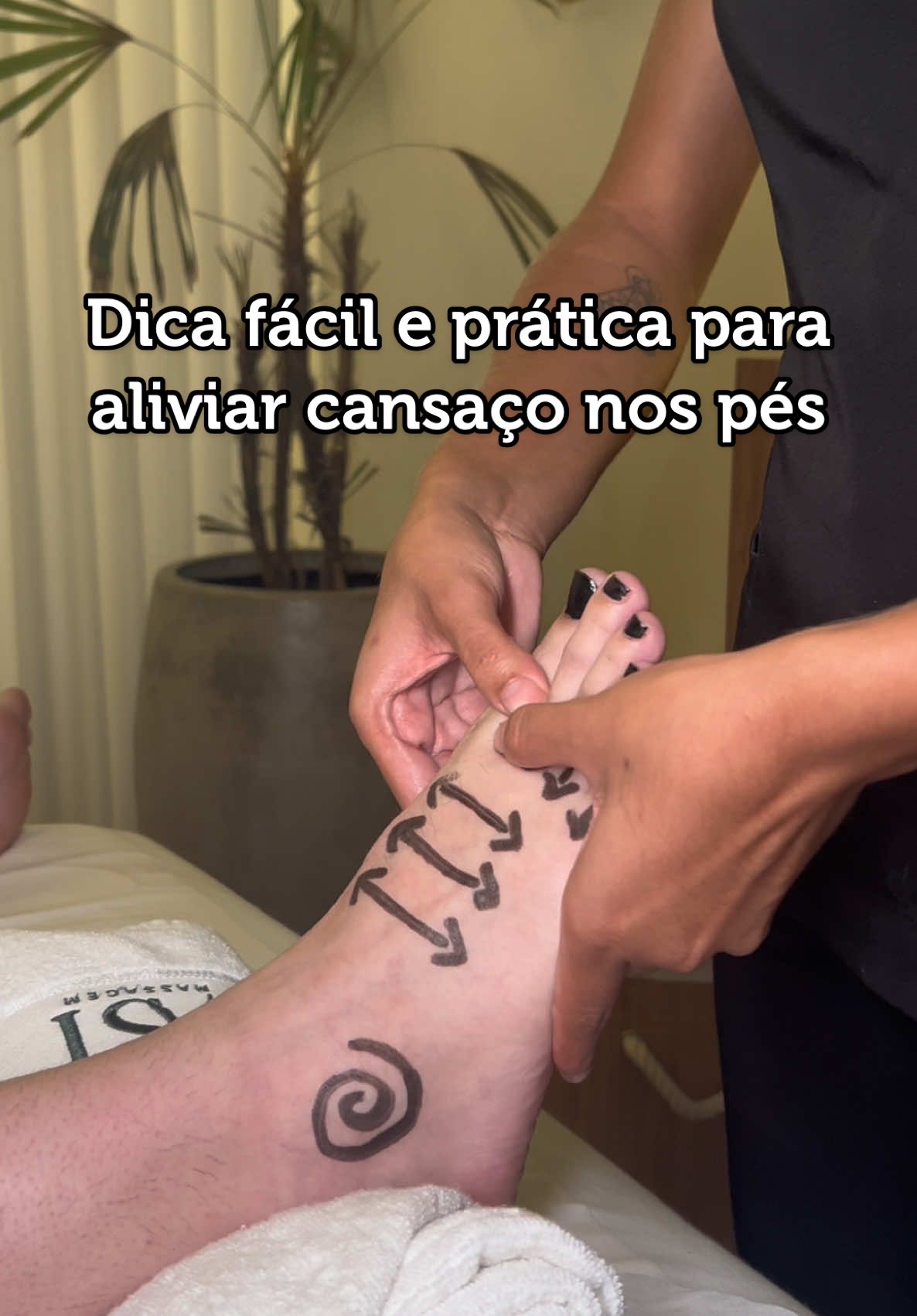 Alívio para seus pés após um dia cansativo. #massagemrelaxante #dicadodia #dica #terapeutico #massagem #pes #massagemnospes 