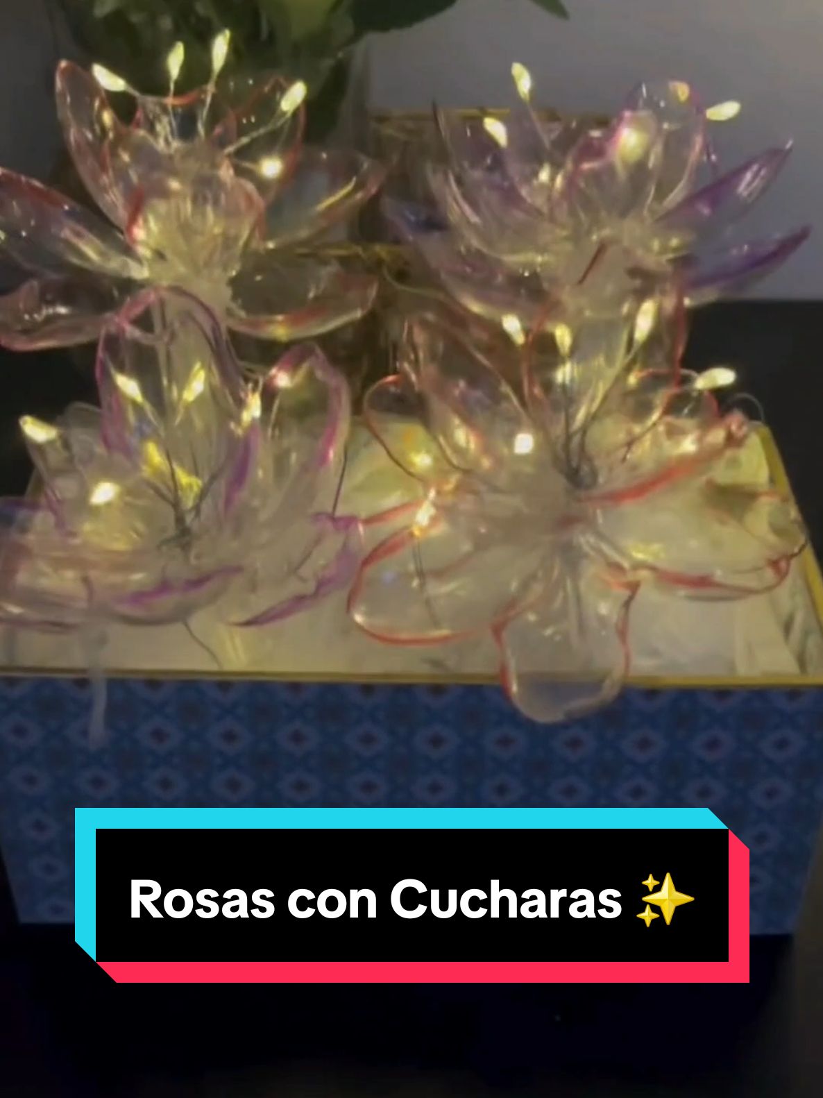 También puedes elaborar una Rosa Eterna con Cucharas de plástico 🌹✨ Créditos: a quien corresponda #rosaseternas #ribbonroses #floreseternas #ribbonflowers #rosasdeliston #detalles #diyflower #reciclaje #plastico 