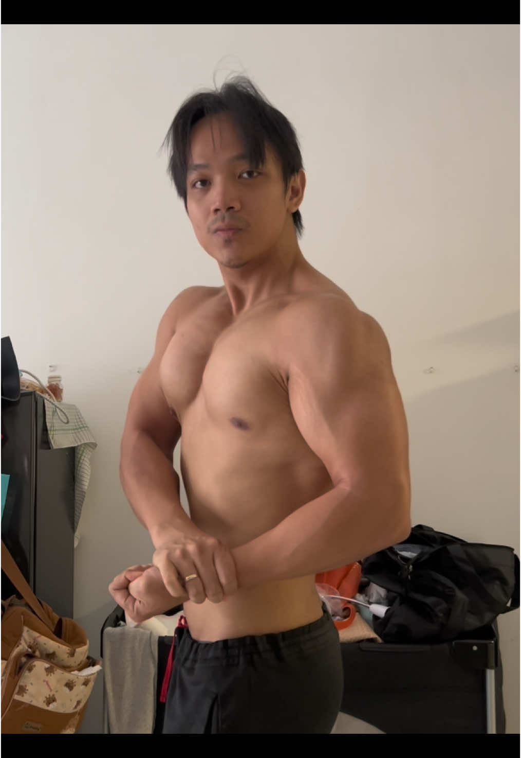 Posing tiap hari 🙌🏼 Tujuannya agar bisa lihat perubahan komposisi tubuh dari hari ke hari 🙏🏼 Teman-Teman bole share juga ya 😁🙏🏼 IG : ardylijaya Tiktok : ardylijaya #bodybuilding #flex #posing #gymmotivation 