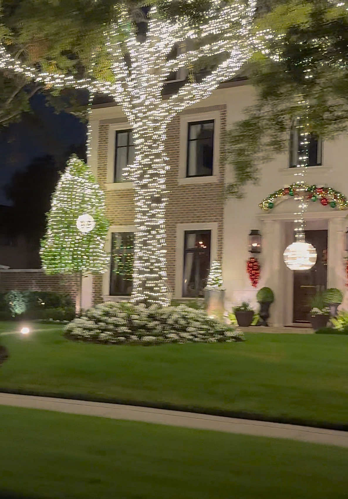 🎄Part 2 | Christmas time in River Oaks Houston 🎄 As promised, here is the longer video 💗 A magical experience. This upscale neighborhood is renowned for its extravagant holiday decorations, with homes and estates adorned in dazzling lights, wreaths, and elaborate displays. Many residents hire professional decorators to create breathtaking scenes that draw visitors from across the city. 🎄🏡 #christmas #christmasdecor #christmastree #riveroaks #houston #houstonrealtor #christmasdecorations #christmasiscoming  #christmaslights #christmasdecorating #houstonrealestate #realestateagent