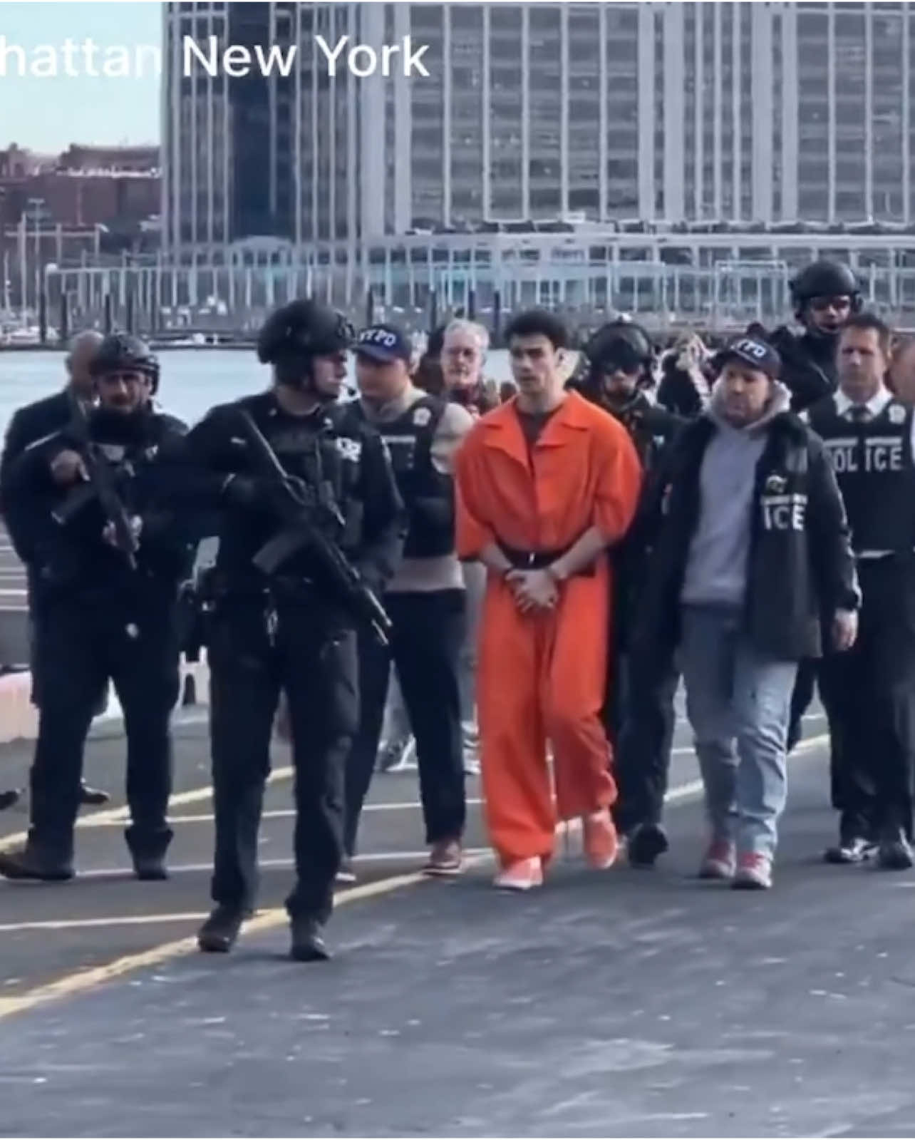 Is this supposed to be for show? I have never seen police/FBI do this for others that were charged for the same crime. And why does this alreadly look like a Netflix trailer? #luigi #luigimangione #prisonwalk video by Raw Alerts on X 