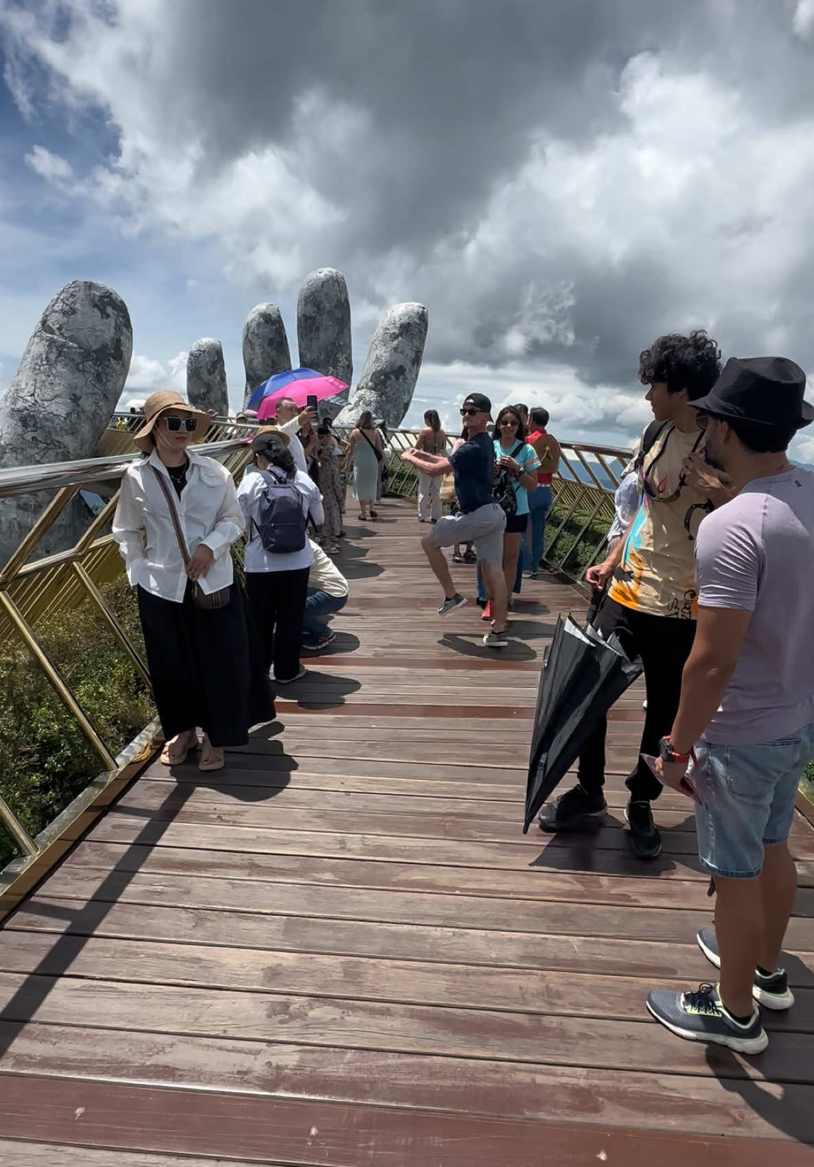 Giant Hand Bridge✋🏻😤😂🕺🏻 #loyiso #southafrica #dance #vietnam #danang #bigguyjon 