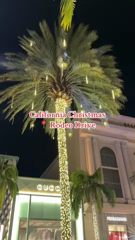 🌴 Omggggg this is so magical!!!!! #beverlyhills #rodeodrive #christmasdecor #christmaslights #christmas 