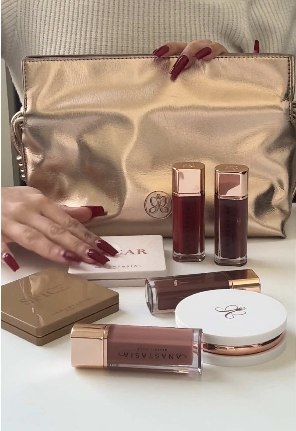 Nothing beats a Black Friday haul delivery... unless it’s ABH Holiday products you meant to gift but you'll prob keep for yourself instead 🎁😉 #AnastasiaBeverlyHills #ABHHoliday #makeuptok #glowuptips #glowingskin #glam #glowing #makeupbag