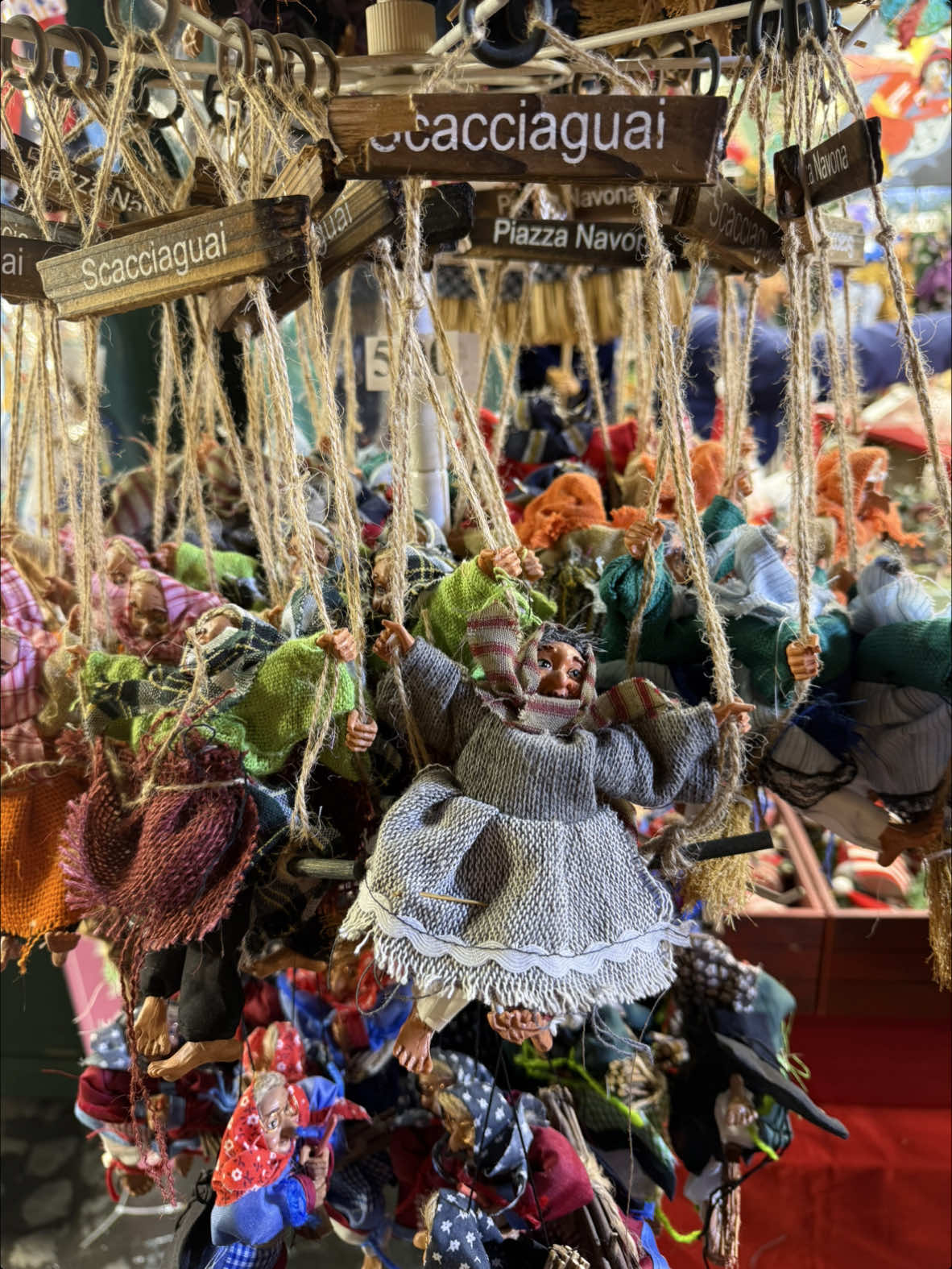 Christmas market in Rome ! 🎄🎅🏽❄️ #roma #italy #rome #italianchristmas #colosseumrome #vaticancity #christmasmarket #christmasmarketrome #scacciaguai #localmarket #christmasinrome #christmasinitaly 