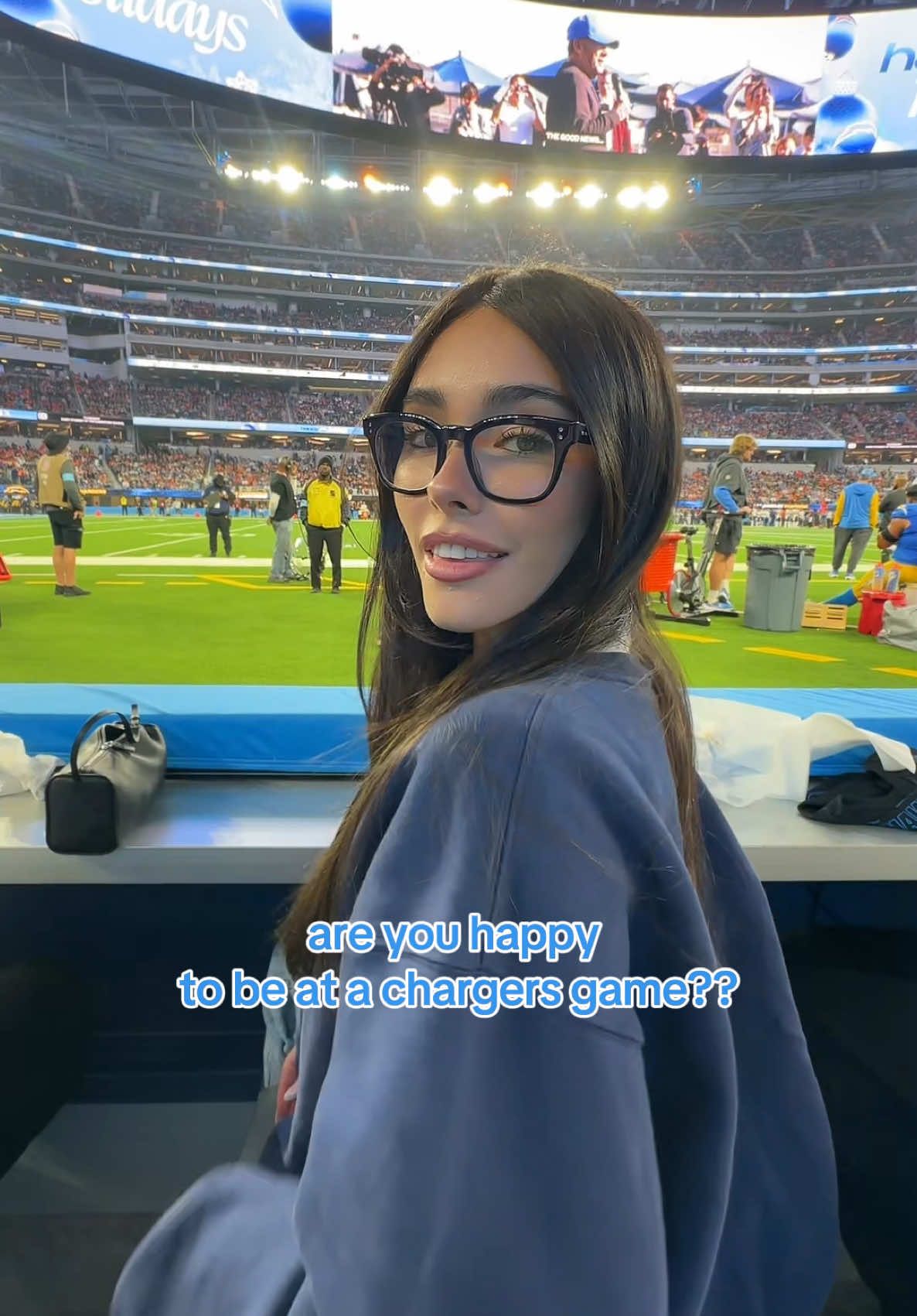 hii @Madison Beer 🥹💙 #madisonbeer #chargers #nfl #nflgameday #tnf 