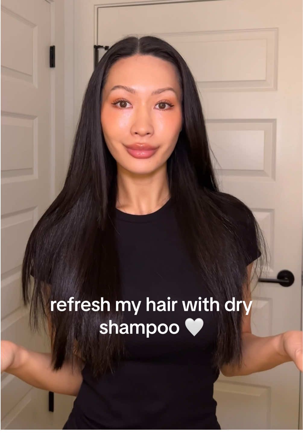 refresh my hair with me using my fav dry shampoo 🤍  #dryshampoo #hairhack #oilyhairhacks #beautyhacks #dryshampoopowder 