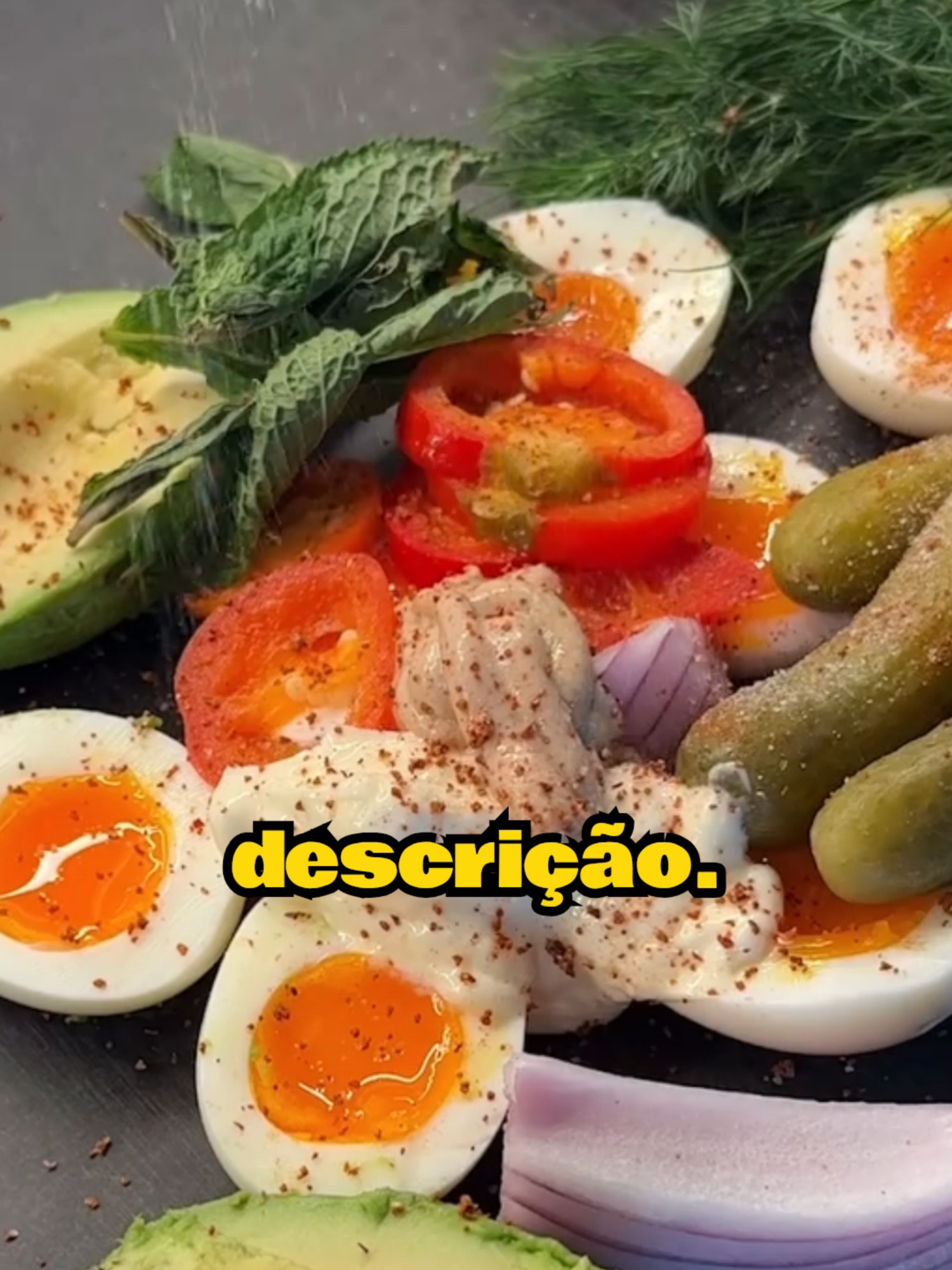 1️⃣ Cozinhe seus ovos: Eu prefiro gemas mais moles para uma textura cremosa. Coloque cuidadosamente 4 ovos diretamente da geladeira em água fervente por 7,5 minutos (adicione 1 minuto a mais se preferir gemas mais firmes), depois resfrie em um banho de gelo por 30 segundos antes de descascar. Corte ao meio. 2️⃣ Adicione todos os ingredientes a uma tábua de corte (ou tigela): Coloque os ovos, 1 abacate pequeno, um quarto de cebola roxa pequena (ou 1 chalota), 3 pepininhos em conserva, 2-3 pimentas cereja fatiadas, 2 colheres de sopa de endro fresco e hortelã fresca, 1 colher de sopa de maionese, 1/2 colher de sopa de mostarda, uma pitada de sal e pimenta a gosto. 3️⃣ Pique tudo junto: Para uma textura mais cremosa, continue picando; para uma textura mais grossa, pique levemente. Prove e ajuste a gosto! 4️⃣ Monte: Sirva sobre a base de sua escolha e adicione tempero de limão com pimenta para dar um toque especial. #diabetes #diabetestipo2 #cardapiosaudavel #receitasfaceis #receitafacil #receitas