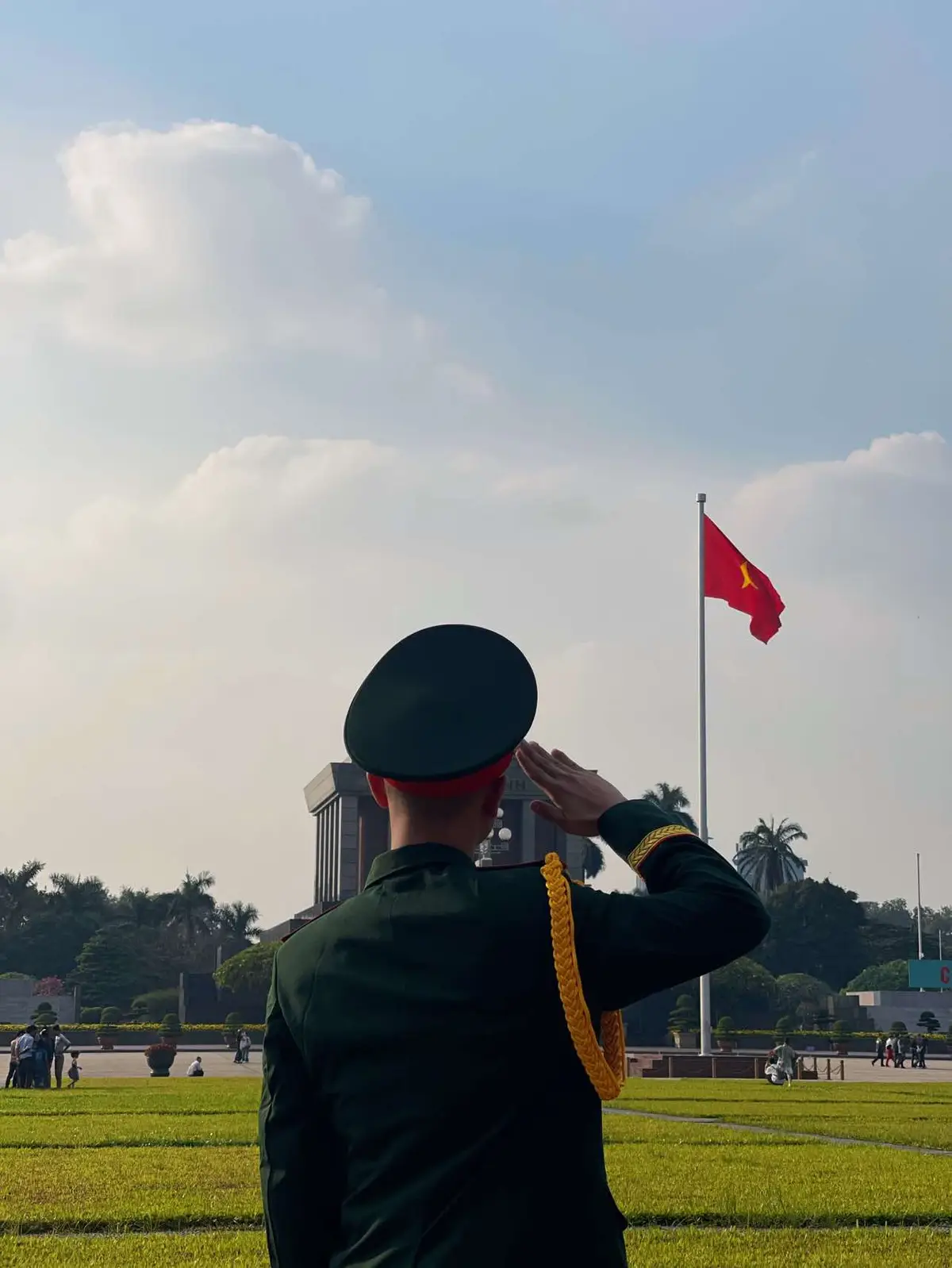 Làm sao có lời giải cho tình yêu nước khi sinh ra tình yêu ấy đã nảy sinh trong lòng con người Việt Nam, thật xúc động và hạnh phúc khi từng thế hết qua từng lớp người đã chung tay chiến đấu bảo vệ Tổ Quốc, cùng nhau giữ gìn nền hoà bình, đoàn kết cùng nhau phát triển đất nước.Thử hỏi có đất nước nào mà từng lớp người trong từng thế hệ đang từ ngày cống hiến sức mình cho sự phát triển của đất nước ? Chúng tôi tự hào về truyền thống yêu nước và đoàn kết bởi vì chúng tôi là người Việt Nam. #qdndvn🇻🇳 #vietnam #dhs #chubodoi #xh #kyniem80namthanhlapquandoinhandanvietnam 