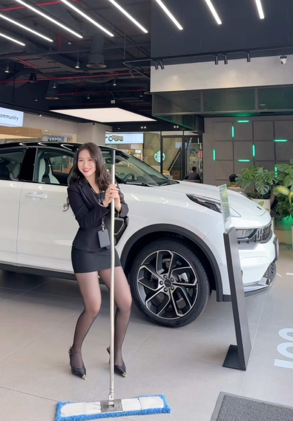 Lau hết cả sàn rồi mà không thấy khách nào qua mua xe cho á #xuhuongtiktok #viral #car #oto #sale #girl #LynkCoLongBien #dungdunglynkco #review #xuhuong 