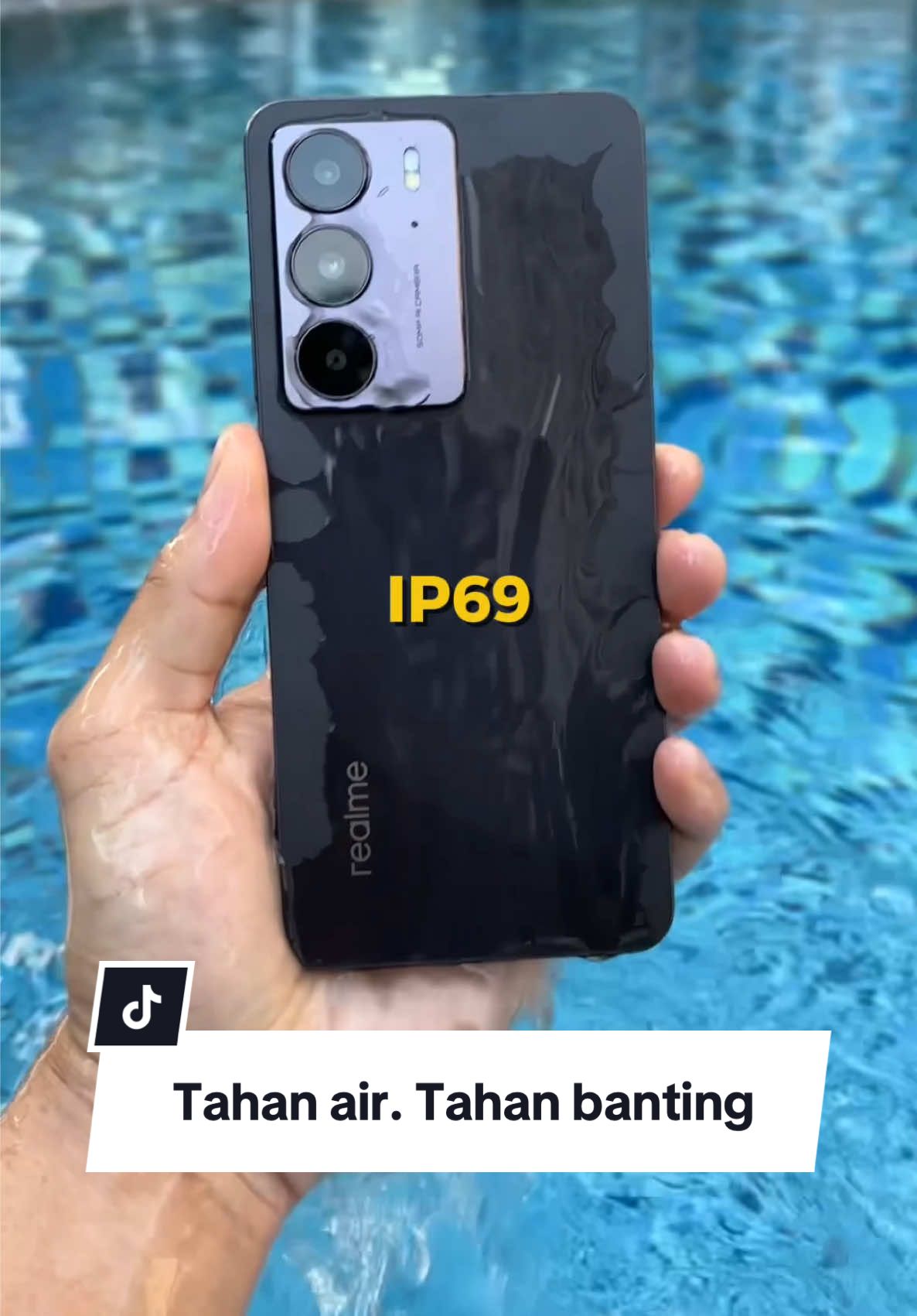 HP 2jutaan terkuat! realme C75 ini bisa jadi pilihan kamu yang tangannya barbar sering jatuhin atau basah2in hp😂 cocok buat jadi HP akhir tahun! #realmeC75 #realmeC75BestWaterproof #UnderwaterDominator