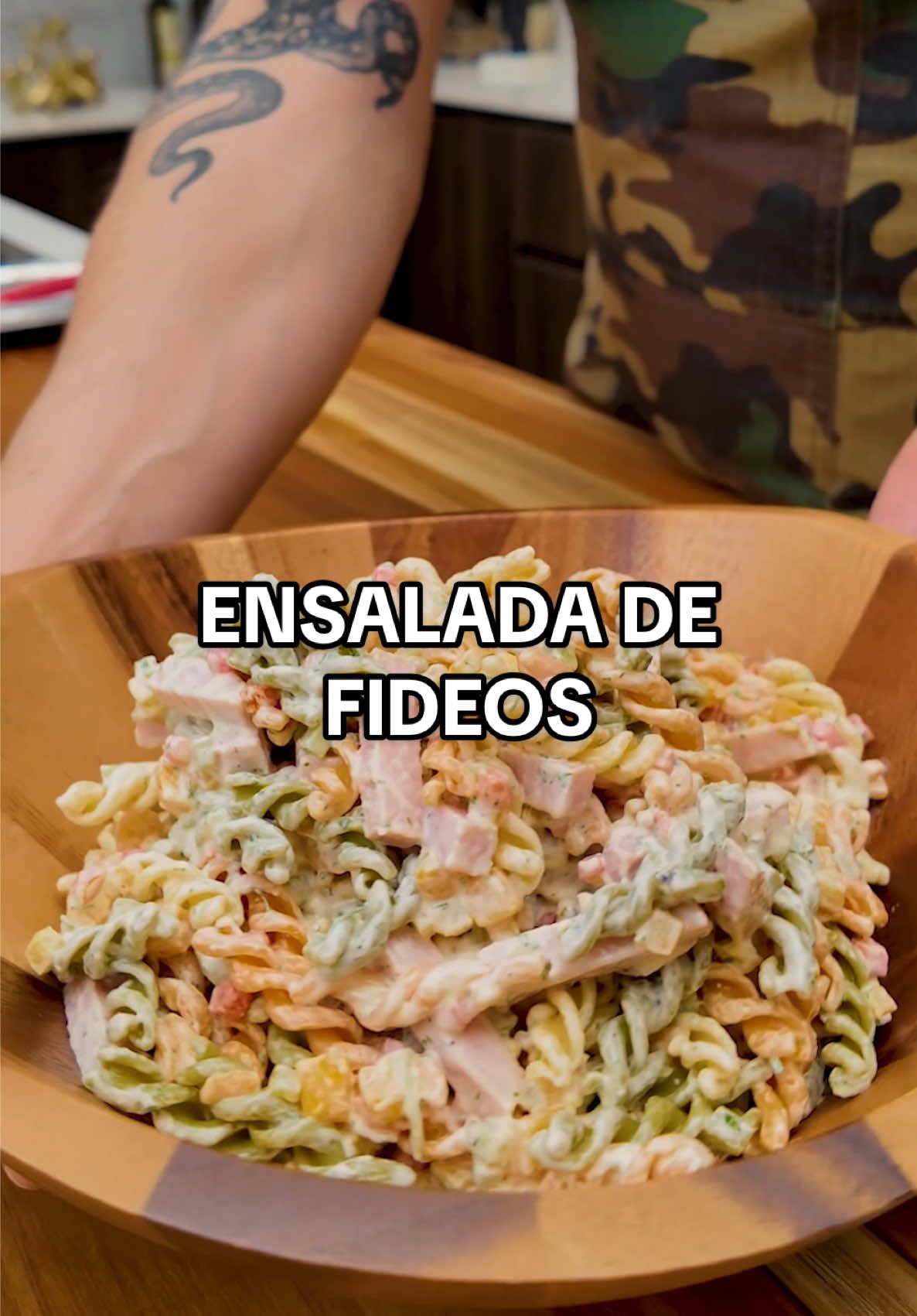 ENSALADA DE FIDEOS, la favorita de muchos en esta navidad! 🎄  Cuéntame en los comentarios que otra preparación quisieras que te enseñe 🙌 Ingredientes: 600 g Fideos de colores  35 g Pimiento rojo morroneado  35 g Pimiento verde morroneado  35 g Pimiento amarillo morroneado  80 g Durazno de conserva  10 g Perejil  3 g Estragón  250 g Jamón de pierna ahumado  150 g Mayonesa de maicena   #cocina #recetas #recetasfaciles #recetasrapidas #foodporn #cheflife #peruvianfood #gastronomia #peruviancuisine #ensaladasnavideñas #navidad #recetasnavideñas 