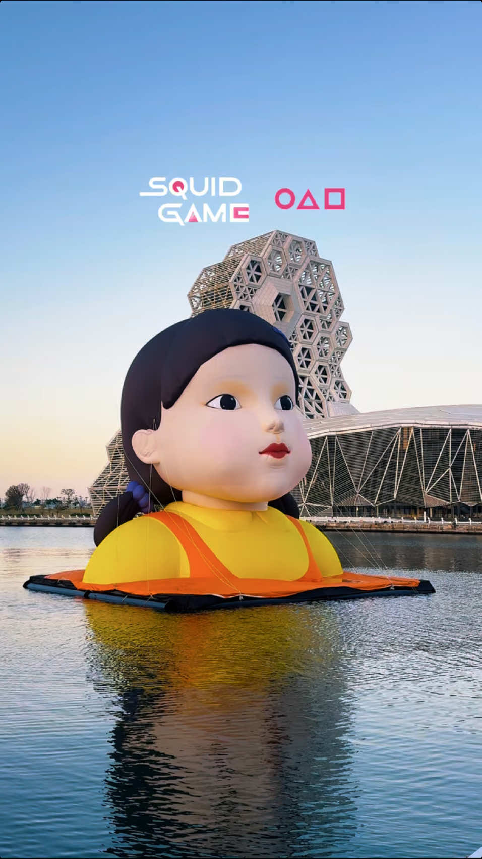 高雄人準備好了嗎 🚩高雄。2024魷魚遊戲展 Kaohsiung, Squid Game Exhibition 2024 巨型英熙娃娃登陸高雄 這次全面陸、海、空全面侵入 包含無人機、粉紅派對 連輕軌都悄悄換上粉色外衣 ⚠️12/21 僅有一場 10:00 英熙娃娃海上現身 17:30 - 18:25 粉紅守衛集結 18:25 - 18:40 遊戲啟動 點亮英熙娃娃 18:40 - 18:50 港灣無人機大秀 - ▫️時間：2024/12/21 1 2025/1/5 ▫️地點：高雄流行音樂中心珊瑚礁群（光榮碼頭） - #台灣景點 #高雄景點 #光榮碼頭 #魷魚遊戲 #squidgame #鼓山 #travel #taiwan #kaohsiung