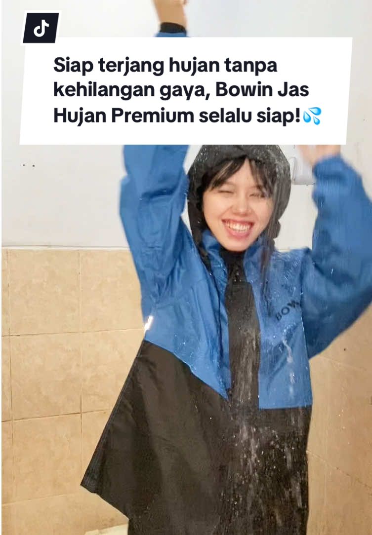 Siap terjang hujan tanpa kehilangan gaya, Bowin Jas Hujan Premium selalu di sisi! #TetapGayaTetapKering #HujanBukanHalangan #JasHujanKekinian #AntiLepek #FashionHujan #HujanSantuy #TetapStylish #bowinindonesia #HujanAsik  