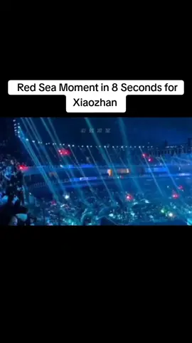 Siapa di antara penggemar Xiao Zhan yang masih ingat Laut Merah yang muncul hanya dalam 8 detik tahun itu? Pemandangan mengejutkan di Laut Merah tahun itu di acara Tencent Video Starlight Awards pada tanggal 20 Desember 2020. Saat itu, Xiao Zhan naik ke panggung untuk menyanyikan lagu tema berjudul sama. Setelah pembawa acara memanggil namanya, seluruh penonton heboh. Tanda bercahaya merah dengan tulisan 