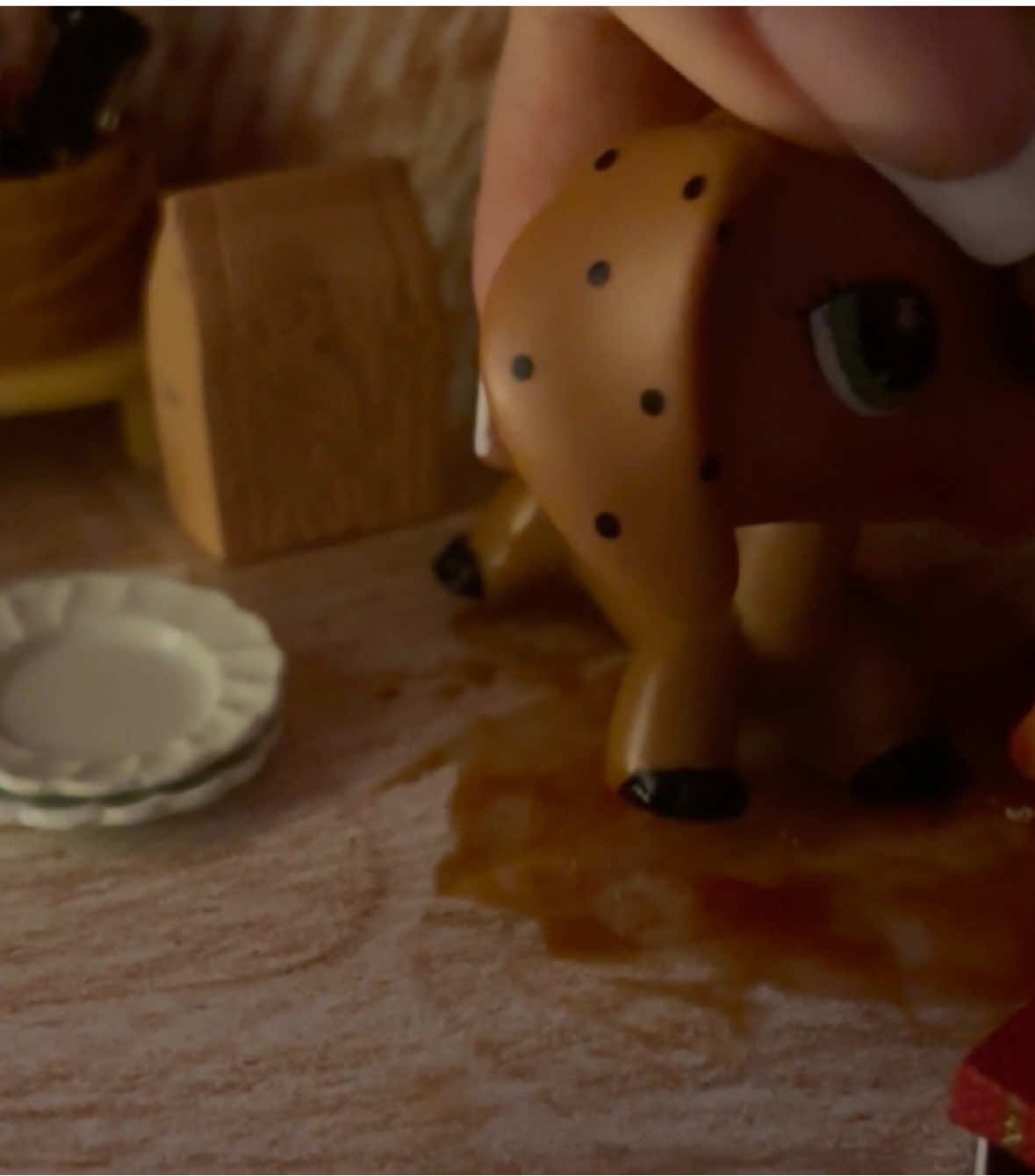 love me and eat (╥﹏╥) FAKE BLOOD !!! #bonesandall #bonesandalledit #lps #littlestpetshop #littlestpetshopvideo 