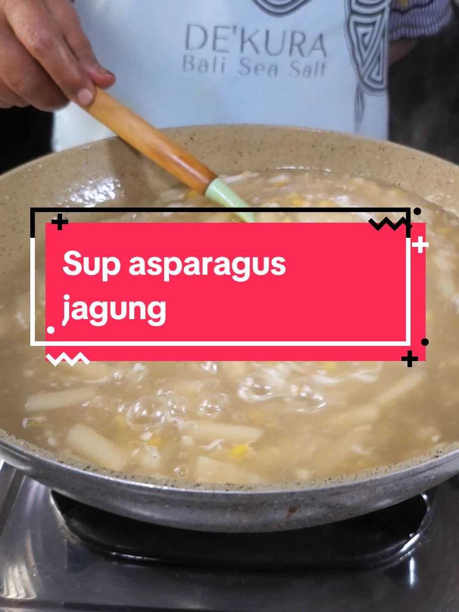 Cuman 2 bahan bisa jadi masakan ala resto yang enaak banget Sup asparagus jagung, simple tapi lezaat tdk kalah sama masakan resto. Ini dari anak² sampai oma opa pasti suka.. Dimakan selagi hangat lebih nikmaat 🫰🫰 #supasparagus #supjagung #supayam #chinesefood #cornsoup #soup #masakansimple #fypシ #dapurcantikchannel #dekurabaliseasalt  Garam dekura bersumber dari perairan Bali yang masih asli dan 100% organik & telah tersertifikasi SNI, BPOM dan otoritas Halal sehingga terjamin kualitas dan keasliannya.  Bahan & Fitur:Garam laut ini hanya mengandung bahan-bahan alami tanpa tambahan organisme hasil rekayasa genetika (GMO). Ini juga rendah natrium, sehingga cocok untuk individu yang sadar kesehatan. RESEP SUP ASPARAGUS JAGUNG - 1kaleng asparagus - 1kaleng jagung manis - 2ltr kaldu ayam - 30gr bawang putih - ½ bj Bombay - 2btr putih telur - 3sdt garam dekura - 1sdm kecap ikan - 2sdt minyak wijen - 1,5sdm gula pasir - 1sdt merica bubuk - 1,5sdt kaldu jamur - 2sdm tepung tapioka, larutkan dengan air Happy Cooking Dapur Cantik Channel