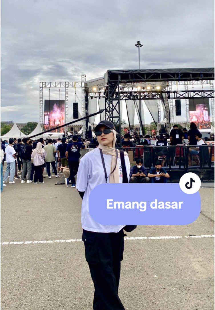 Meluapkan isi hati berkedok konser sih inimah😂@Mamandaw @Pestasemalamminggu @JonoJoniOfficial #pestasemalamminggu #lagilagipestalagicikarang #psmcikarang #konsermusik #meikartacikarang #cikarangpeople #jonojoniofficial 