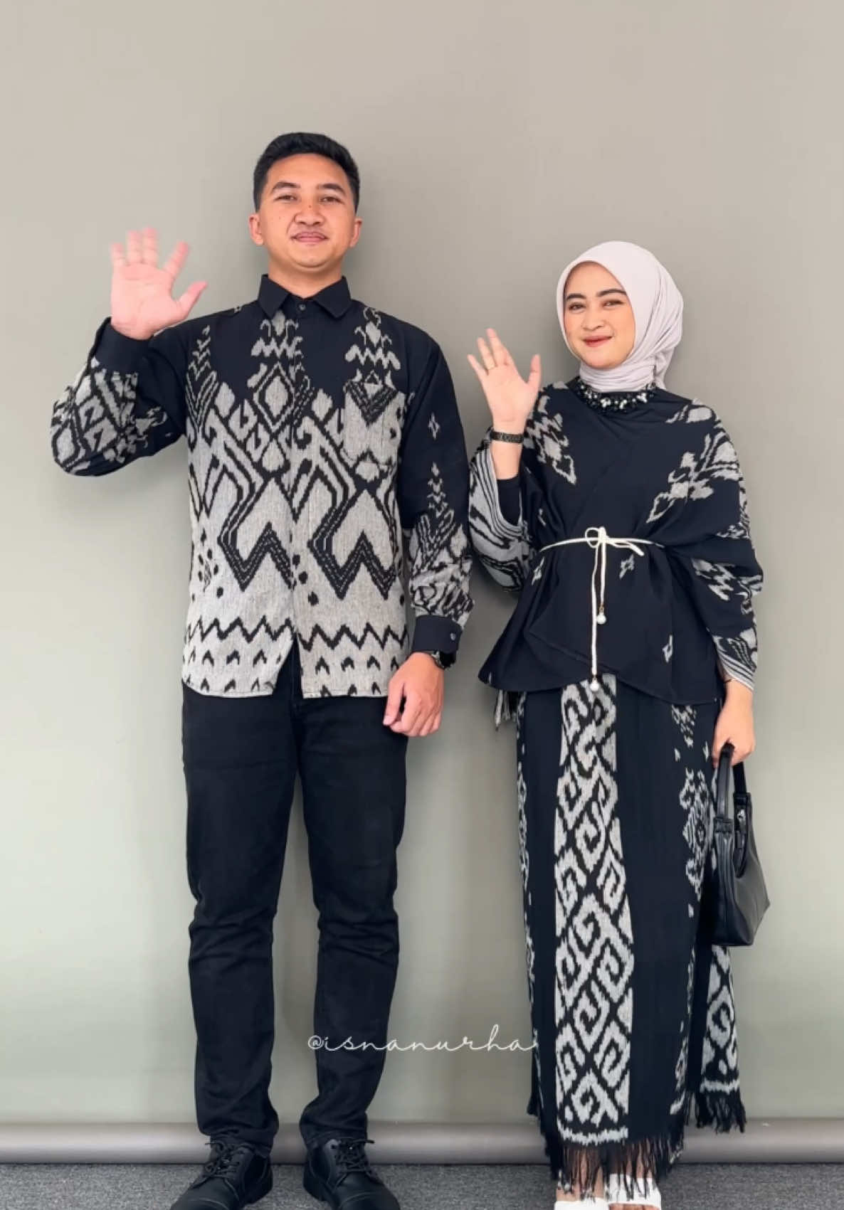 Rekomendasi couple tenun buat yg mau looknya beda nih, unik bgtt modelnyaaa ❤️🫶 #fyp #outfitinspo #outfitinspiration #ootdlebaran #kondanganoutfit #outfitkondangan #lebaran2025 #outfitcouple