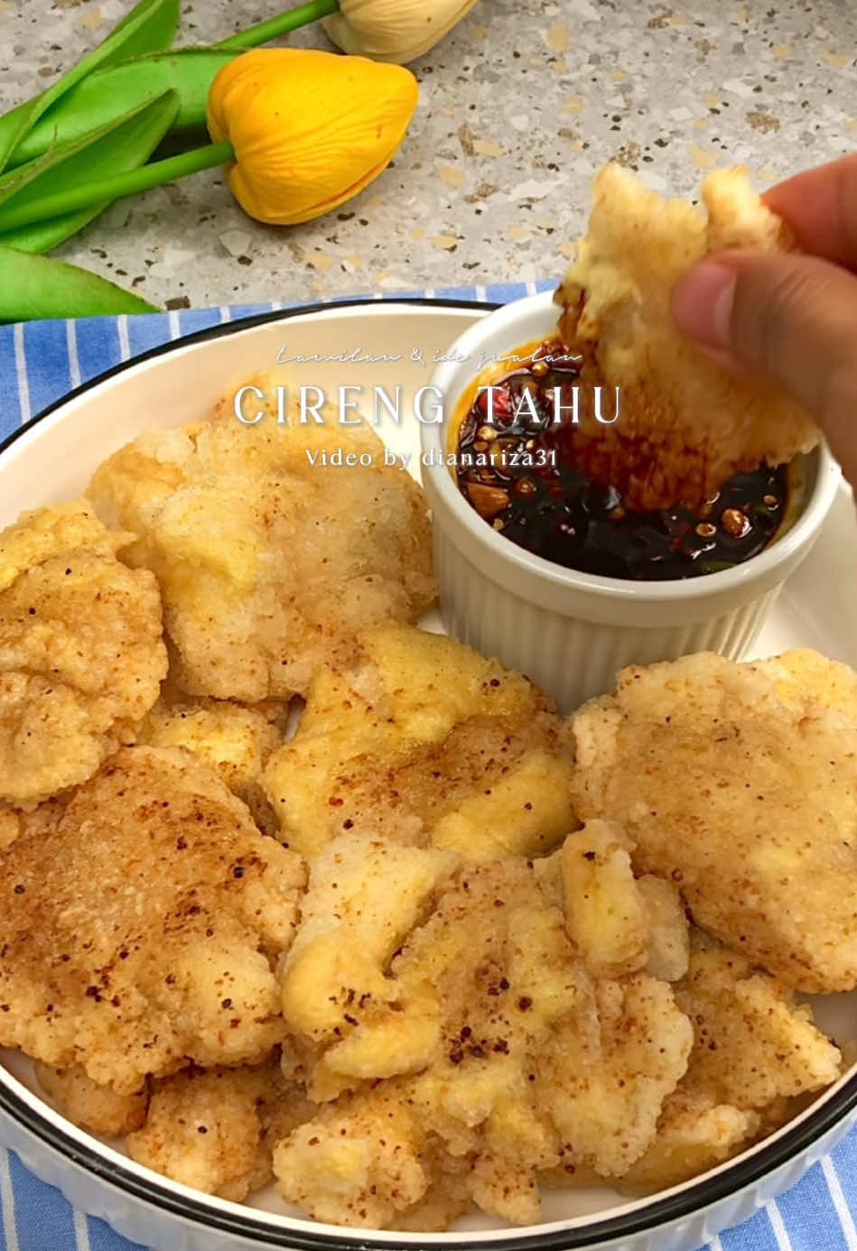 Yg belum coba bikin cireng tahu, buruan deh bikin… Kalian ga bakal nyangka kalau camilan simple cuma dri 2 bahan utama aja, bisa jadi camilan se-enak ini🤤 CIRENG TAHU 🍘 10 - 15 potong tahu putih 🍘 200 gr Tepung Tapioka 🍘 1/2 sdt garam 🍘 1 sdt Bwg putih bubuk 🍘 1 sdt kaldu bubuk 🍘 1/2 sdt merica bubuk SAMBAL KECAP 🍘 5 butir Bwg merah 🍘 Cabai rawit sesuai selera 🍘 1/2 sdt garam  🍘 4-5 sdm kecap manis 🍘 jeruk nipis CARA MEMBUAT : Tonton Video sampai habis 🫶🏻 #cemilan #resep #resepcamilan #resepviral #cireng #tahucireng 