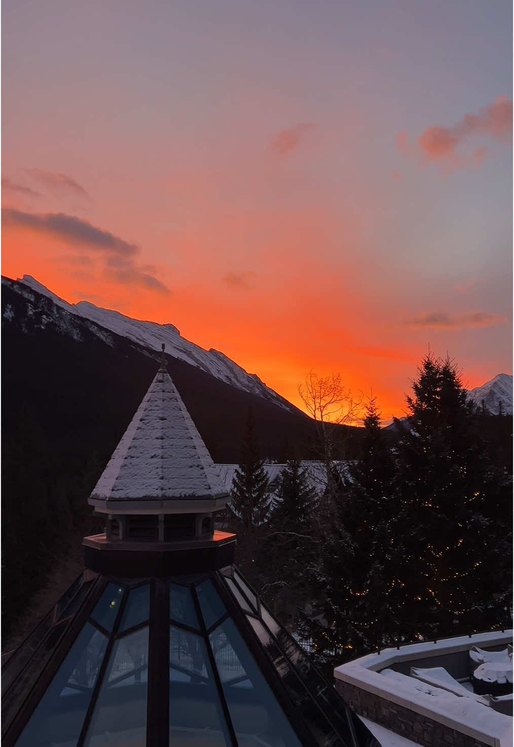 Another magical sunrise over Banff ☀️🌅🌄 #banff #banffnationalpark #banffcanada #travel #travelcouple #cascademountain #canada🇨🇦 #canada_life🇨🇦 #rundlemountain #sunrise #banffsunrise #fairmontbanffsprings 