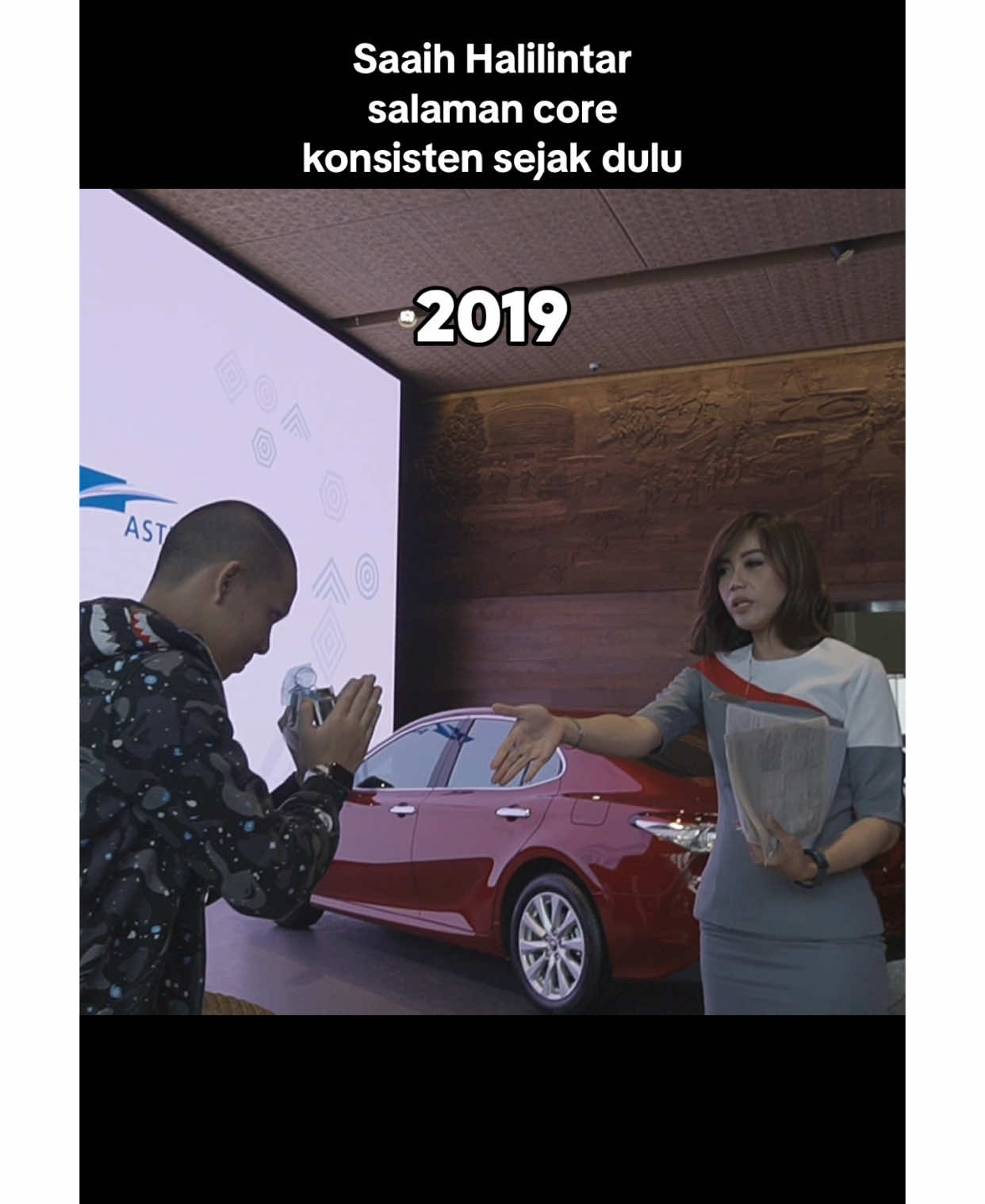 Video tahun 2019 ini memperlihatkan Saaih Halilintar memang konsisten, begitulah caranya bersalam sama lawan jenis