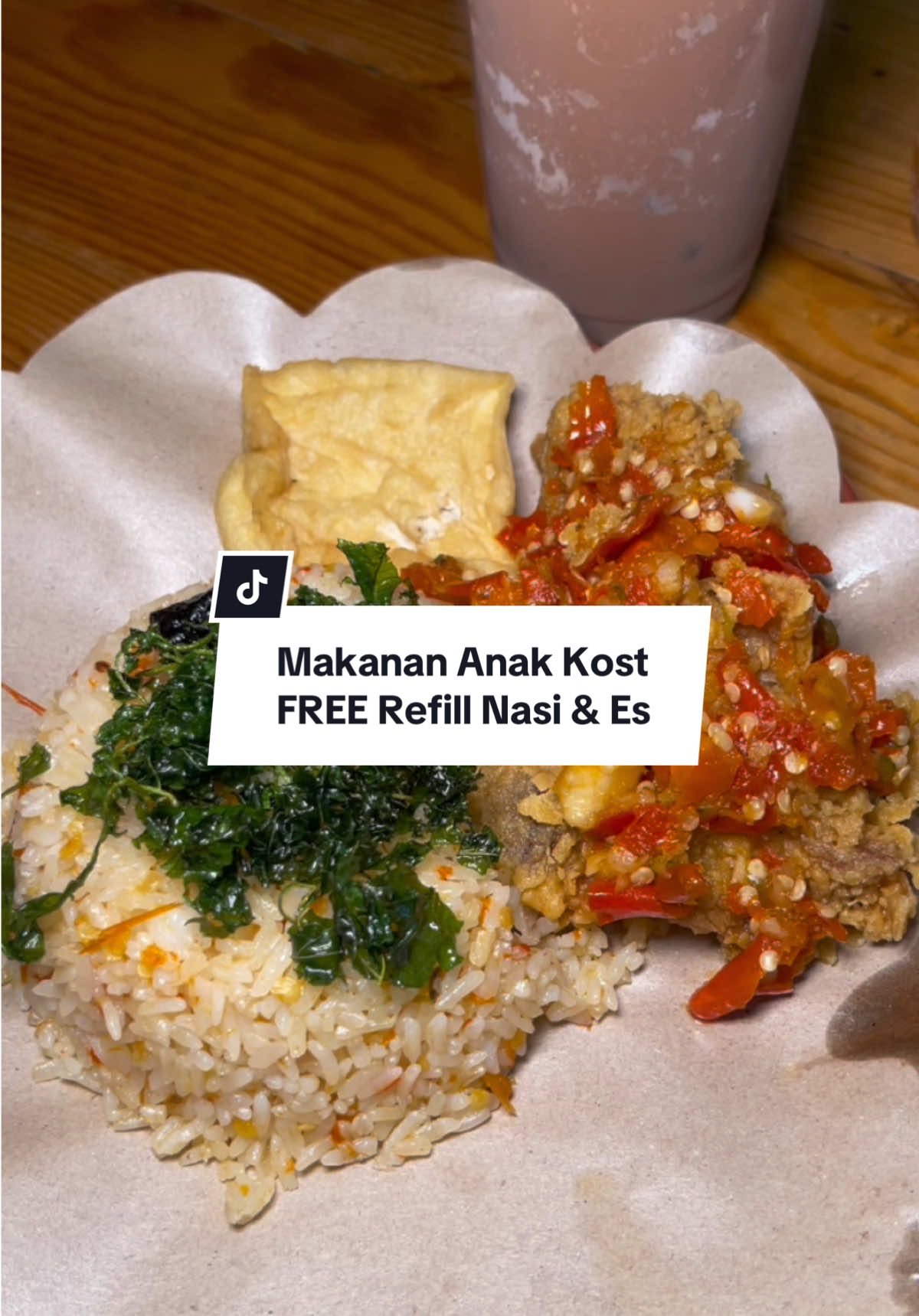 Makan disini bisa refill nasi & es teh sepuasnya + buka 24 jam ! Pantesan anak kost banyak yang langganan disini 🤩 Kabar baiknya sekarang Geprek Kak Rose punya menu baru nasi gigit full ayam suwir dan nasi pedes, jadi buat yang bosen makan ayam geprek cuma gitu-gitu aja, bisa cobain pakai nasi pedes cuma tambah 2k aja😋 #geprekkakrose #ayamgeprek #malang #TTPetualangPro #kakrose #geprekmalang #anakkost #kostmalang #mahasiswamalang #kulinermalang #malang24jam #resto24jam #viviaale 