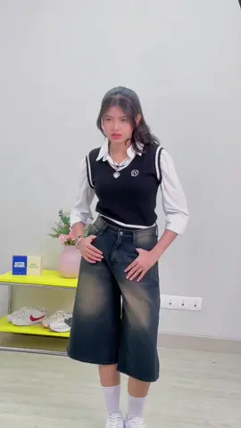 Siapa yang udah keracunan mala dan beli celana jorts jugaa ?? #TiktokShopOOTD #JinisoEntertainment    #Jiniso #jeansviral #jinisojeans #bestsellers #jeanshighwaistmurah #racuntiktokshopmurah #jeanswanita #fyp 