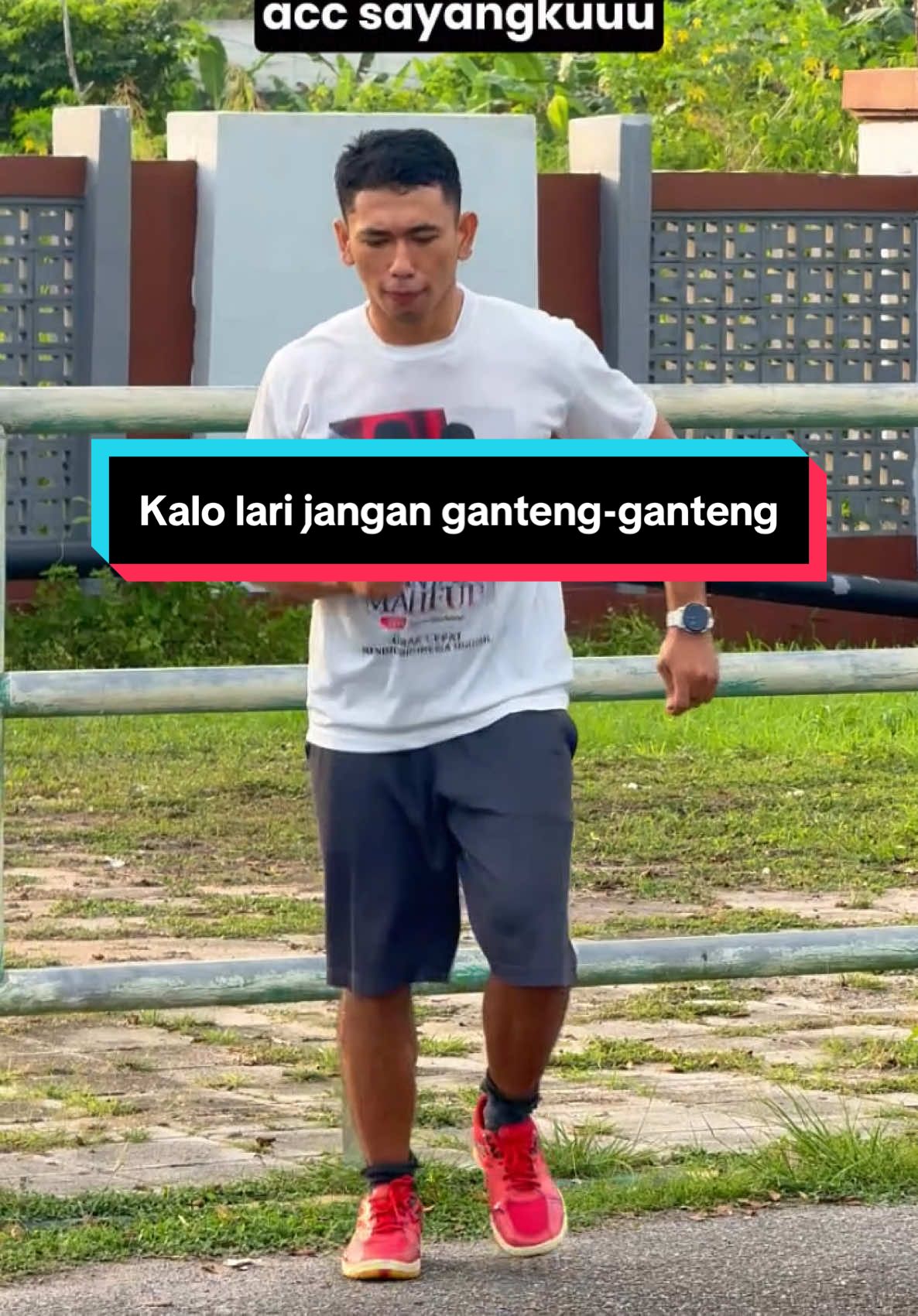 Gimana sayangku? Outfit baju partai punya bapa, celana punya adek, kaos kaki kendur😭😭