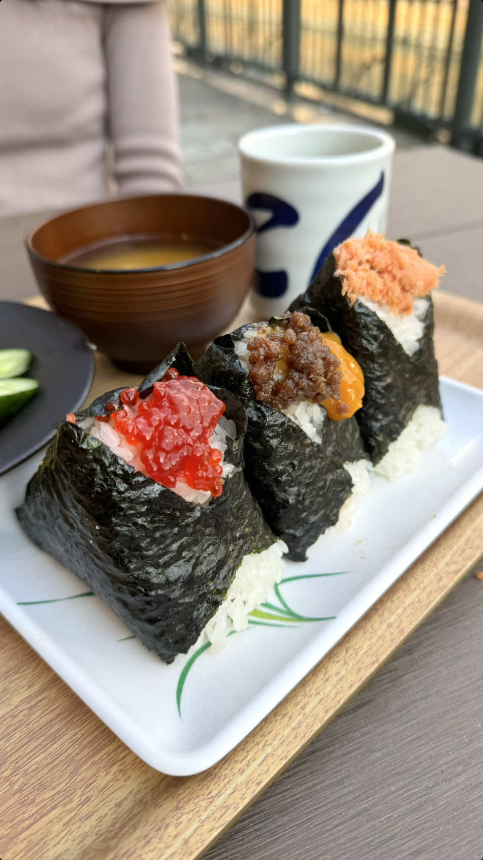 最大8時間待ちの名店直伝のおにぎり専門店🍙 休日最大8時間待ち！ 創業60年を超える東京の老舗おにぎり店『おにぎり ぼんご』で 修行した直伝のおにぎりが楽しめるお店が名古屋に初上陸✨️ シャケや筋子などの定番から マヨ唐揚げ・卵黄醤油などの変わり種まで 全部で20種類の手作りトッピング😍 ふっくら炊き上がったお米を 潰さないよう優しく握ることで ふんわりとほどけるような食感が味わえる 握らないおにぎり🍙 こだわりが詰まったおにぎりはどれも超絶品✨️ 超オススメ😍 📍名古屋 『おにぎりこんが』 おにぎり ¥350～430 #おにぎり #名古屋グルメ #名古屋ランチ #japanesefood #tiktokfood 