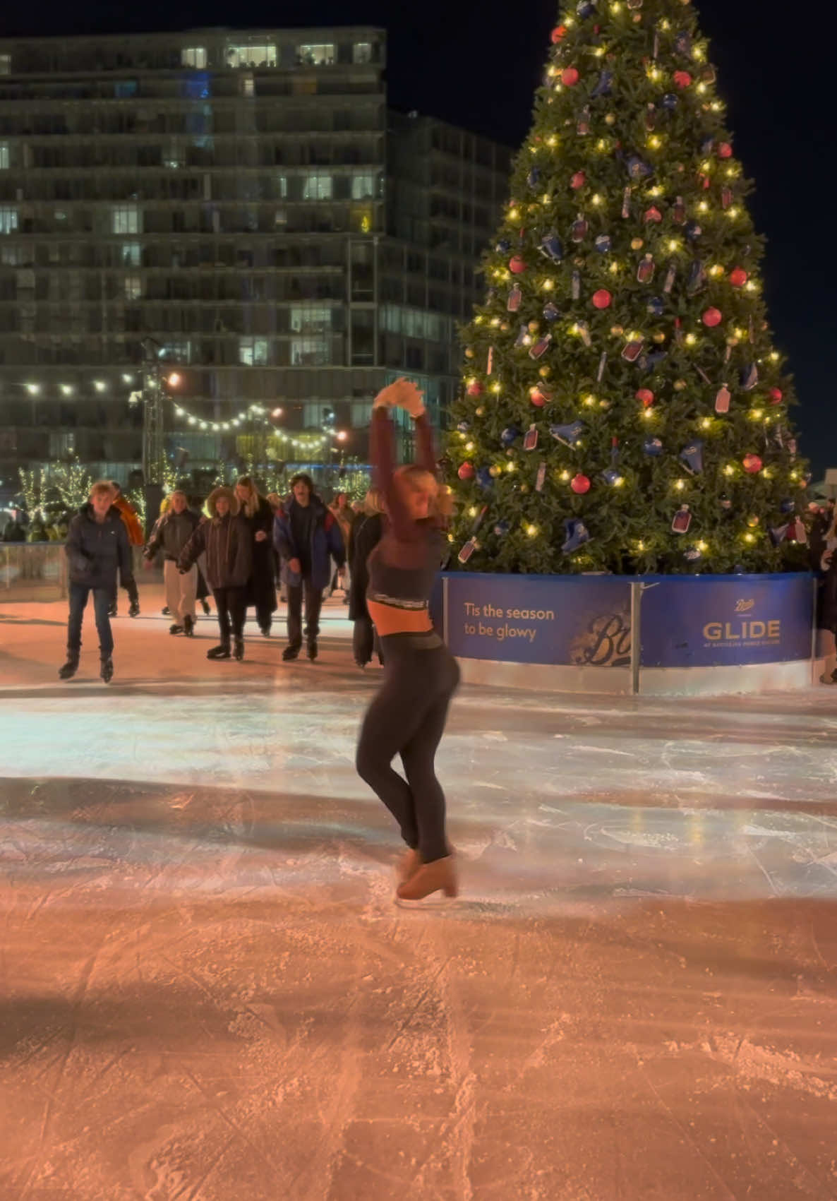 #IceSkating #london #uk #professionalfigureskater #fyp #batterseapowerstation #outdooricerink #christmas #winter #outdoorskating #figureskating #foryou #spin #icerink #foryoupage 