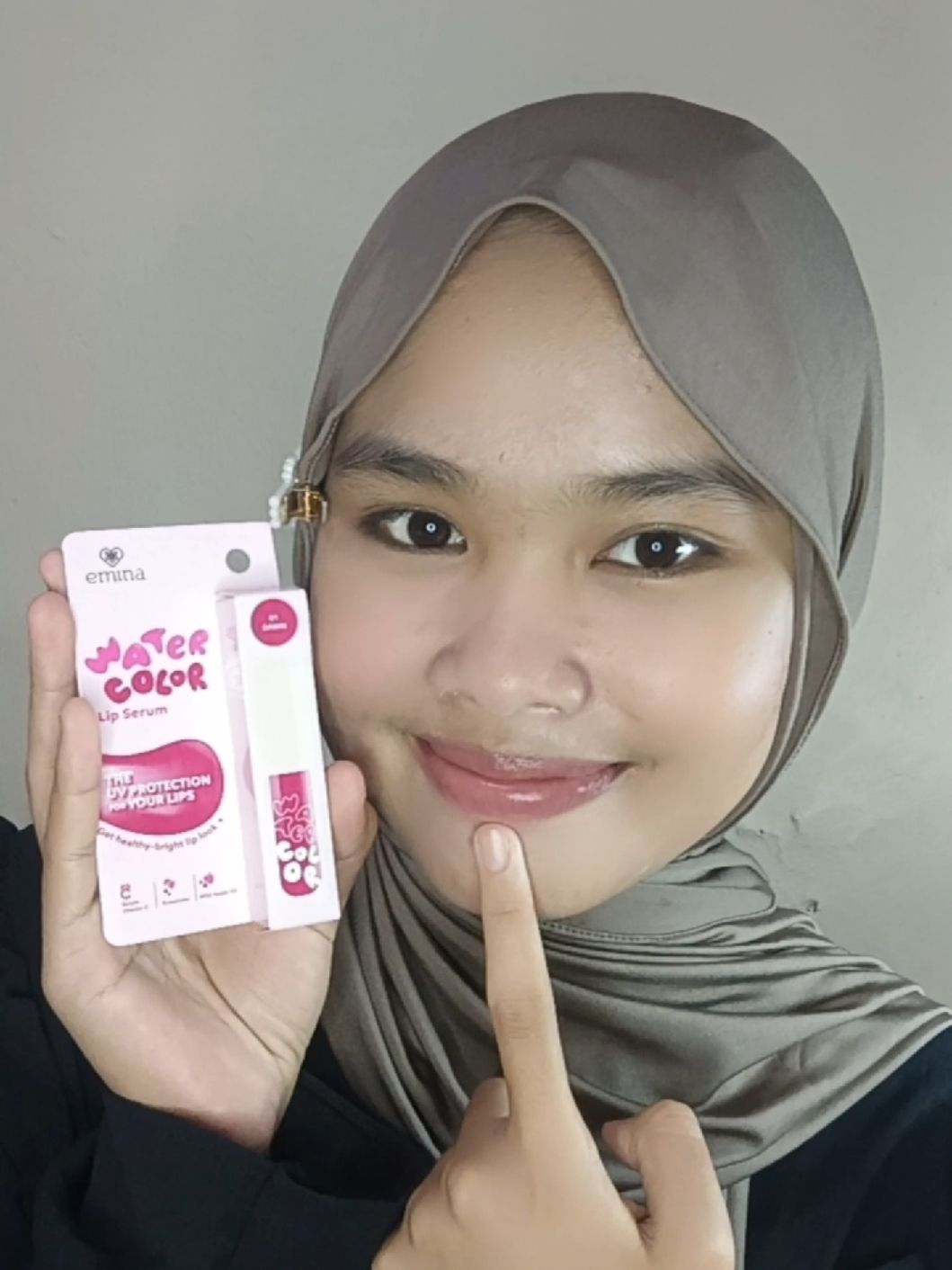 🌞 Bibir Gelap Karena Sinar UV? STOP SEKARANG JUGA! 🌸 Emina Watercolor Lip Serum hadir dengan UV protection, vitamin C, dan Wild Apple Oil untuk mencerahkan sekaligus melembapkan bibirmu. Waktunya ucapkan selamat tinggal pada bibir gelap dan sambut bibir cerah alami yang sehat! 💄💋 Coba sekarang, karena bibir cantik dimulai dari perawatan yang tepat. #bibirgelap #eminalipserum #fyp #eminaskincare #eminacompletekit 