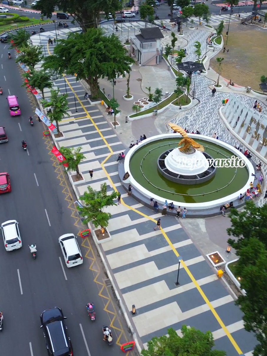 Sore Hari Di Alun Alun Jember Nusantara  #fyp #jember #jembertiktok #alunalunjember #jembernusantara #kabupatenjember #pesonajember #jember24jam #explorejember #infojember #jemberkueren #jemberbanget #Tejowarsito 