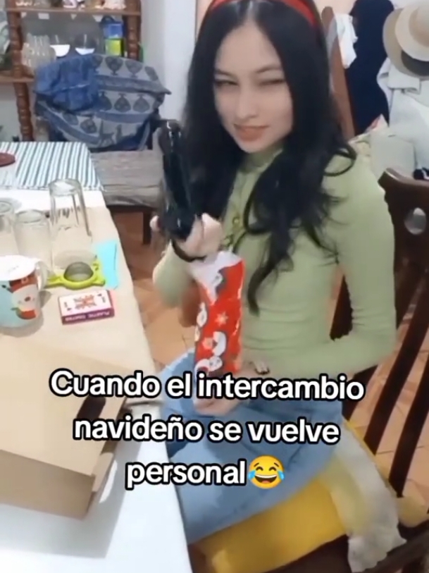 Esto se puso muyy personal 🎄 jaajajaja #fyp #parati #fouryourepage #navidadentiktok #Navidad #intercambio #regalos #comedia #peru🇵🇪 #arequipa #comedyvideo #christmas #randomthings #mexico🇲🇽  #navidadentiktok #foruyou #paratiiiiiiiiiiiiiiiiiiiiiiiiiiiiiii 