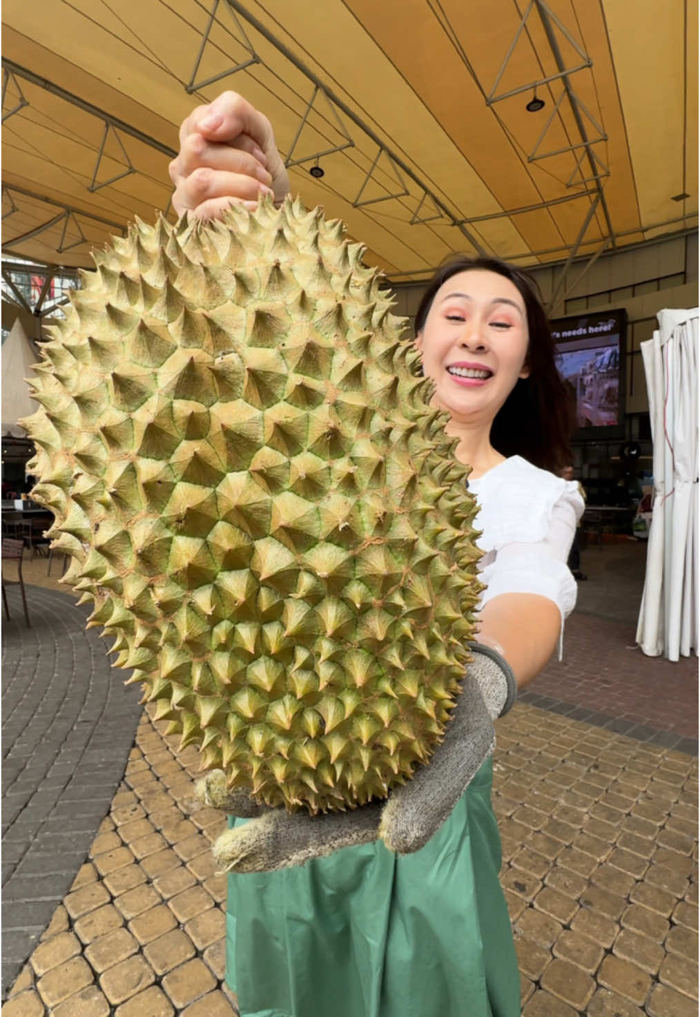 Durian apa coba sebesar ini …. Terbesar yang pernah aku lihat …. Penggemar durian kumpul yukkkk ke Summarecon Mall Serpong , @Duriankeliling.id lagi bikin Pesta Panen Raya Durian …. Kalian bisa makan  sepuasnya durian lokal premium Nusantara cuma 149k aja , berlaku sepanjang hari dan tanpa batas kuota yahhh ……  📍 Pesta Panen Raya Durian  📌Summarecon Mall Serpong  🗓️ 18 Des’24 - 15 Jan’25 #sibungbung #kuliner #kulinerviral #reviewmakanan 