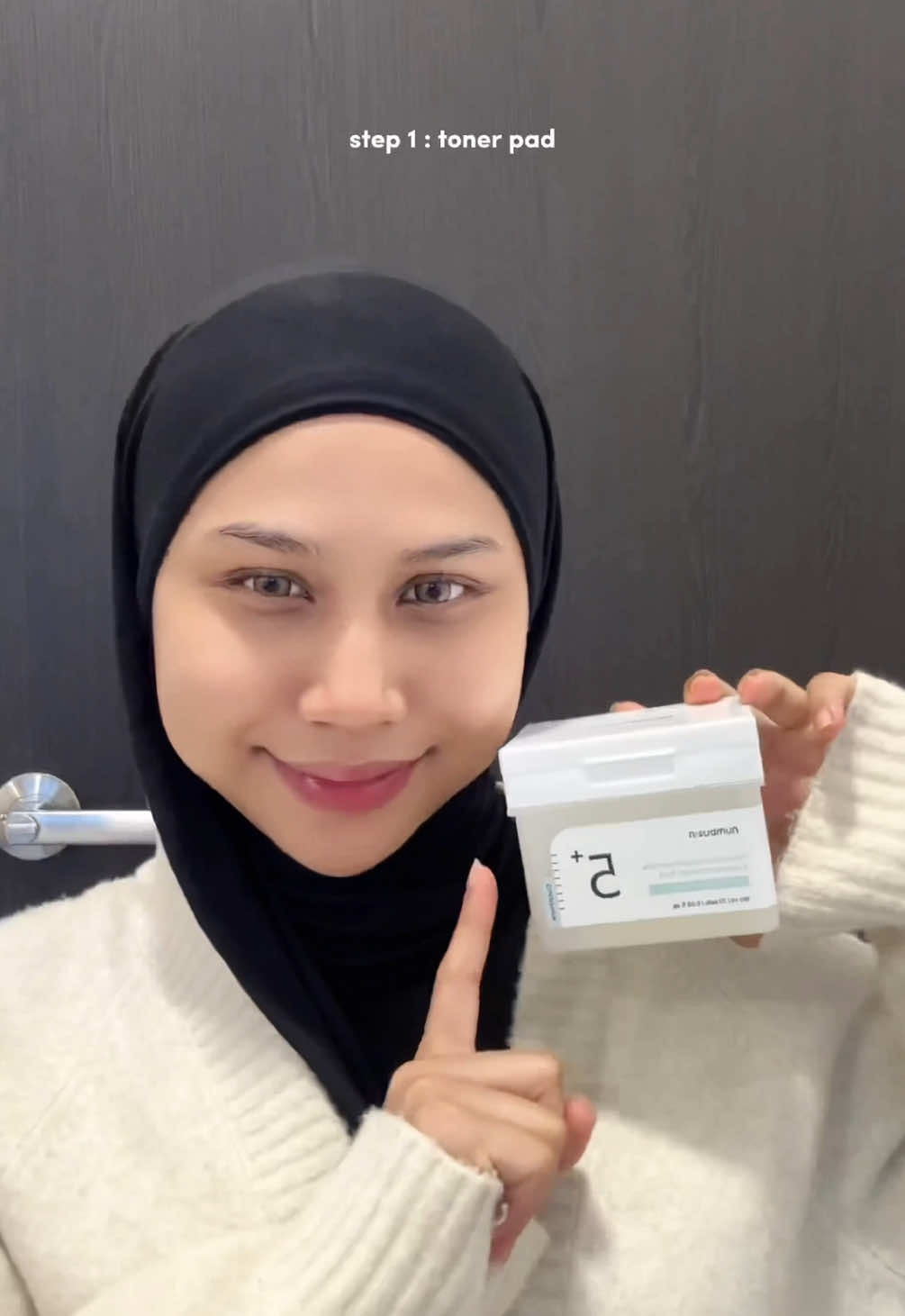 My go-to secret to my darkspots problem ! Skin glow up with @numbuzin Malaysia @numbuzin Official 💗   #numbuzinpartner #StyleKoreanMY #numbuzinMY #hyperpigmentation #acnemarks #darkspots #glutathione #brightening #gentleexfoliation #numbuzin #no5tonerpad #numbuzintonerpad