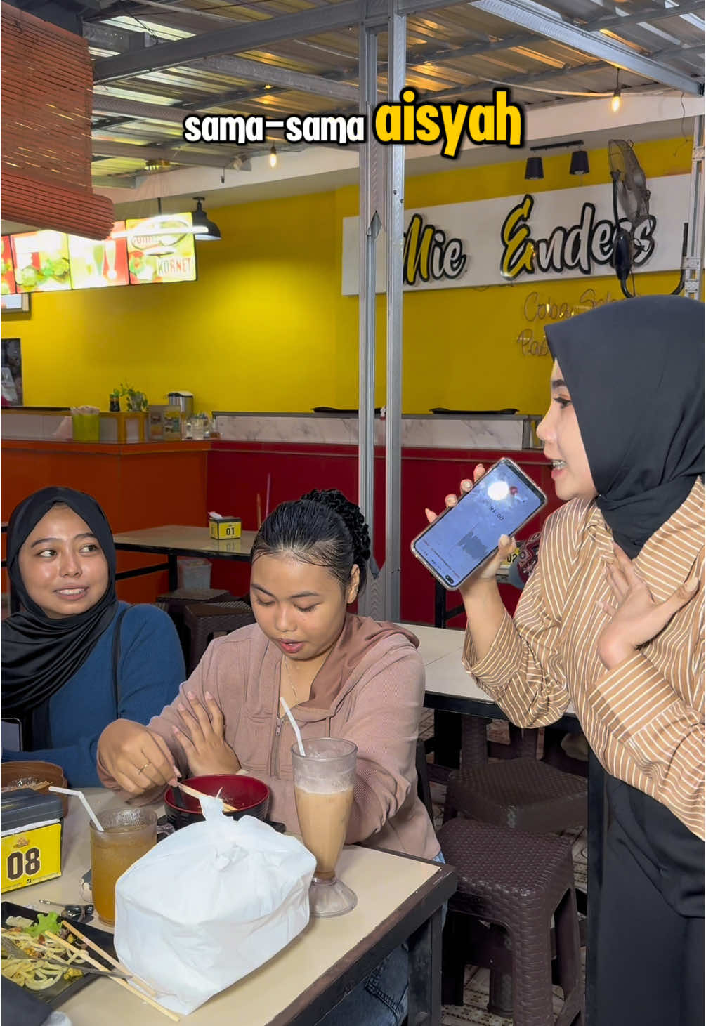 Membalas @neyrlt_1 ternyata ini toh alasan mie endes di bangkalan gapernah sepi, yuk absen siapa aja pelanggan setia mie endes kaya aku😍 #bangkalan #bangkalanmadura #bangkalanhitz #bangkalanviral #kuliner #kulinertiktok #kulinerbangkalan #bangkalankuliner #mie #mieviral #miepedas #miepedasviral 