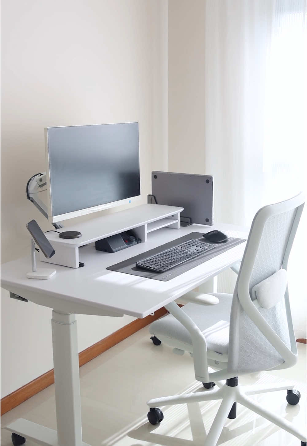 Building my all-white setup Looks so much better whenever the lighting hits 😮‍💨 #desksetup #setupinspiration 